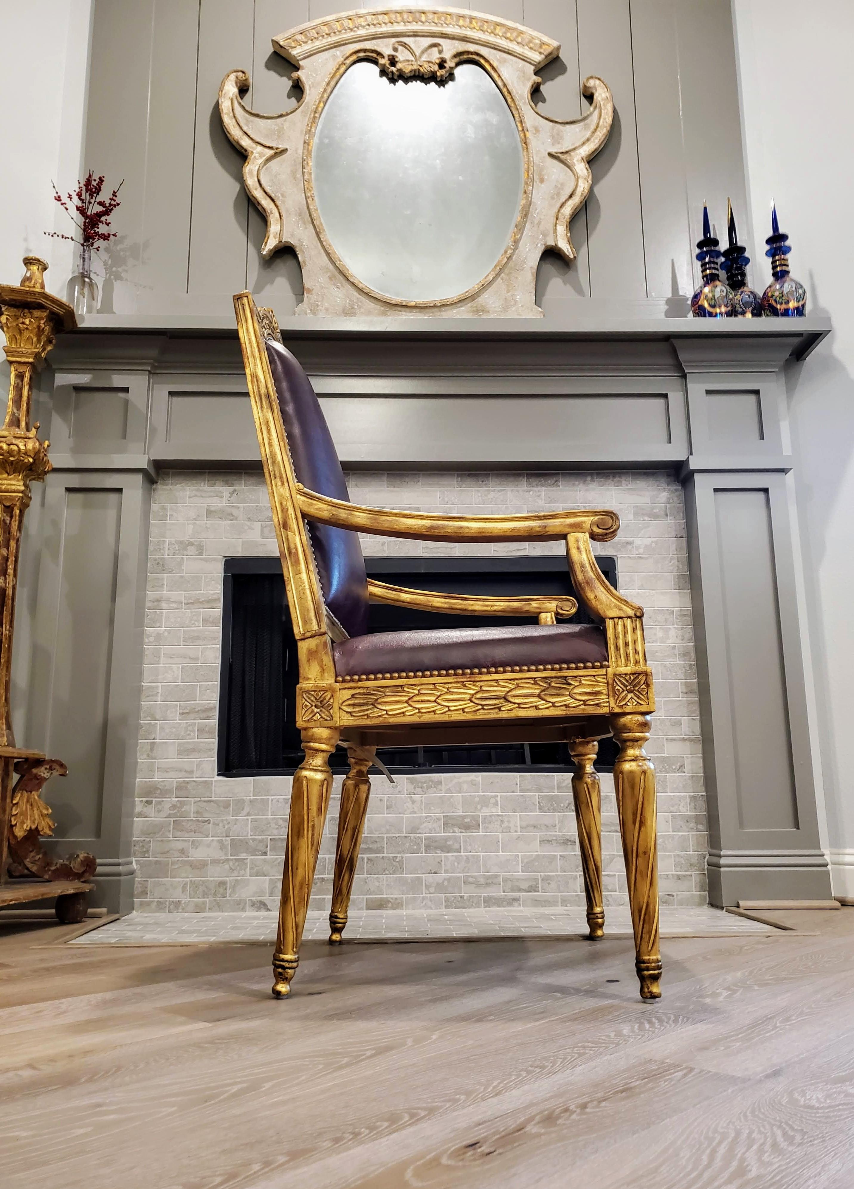 Maitland Smith Fauteuil en bois sculpté et doré de style Louis XVI en vente 7