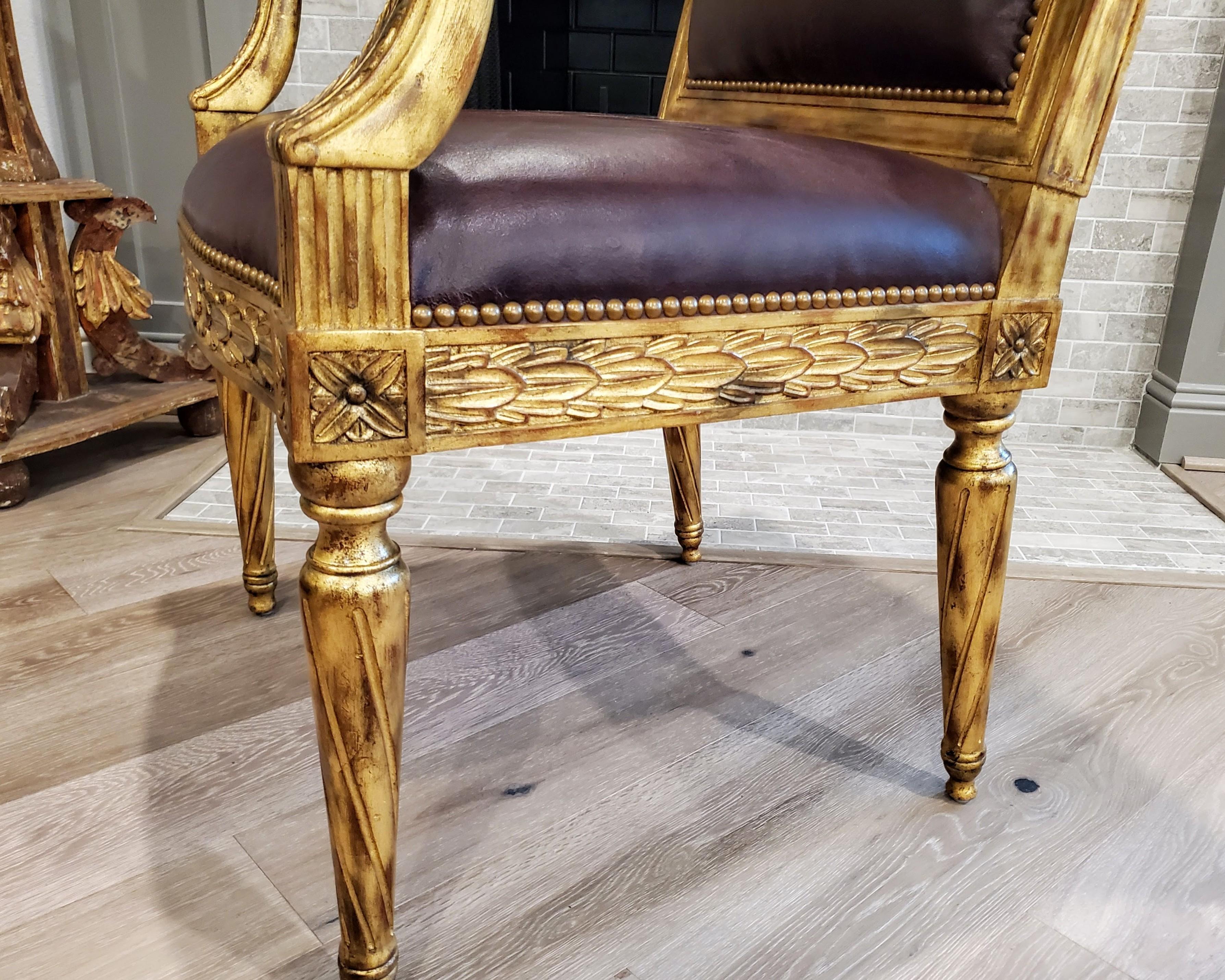 Maitland Smith Fauteuil en bois sculpté et doré de style Louis XVI en vente 9