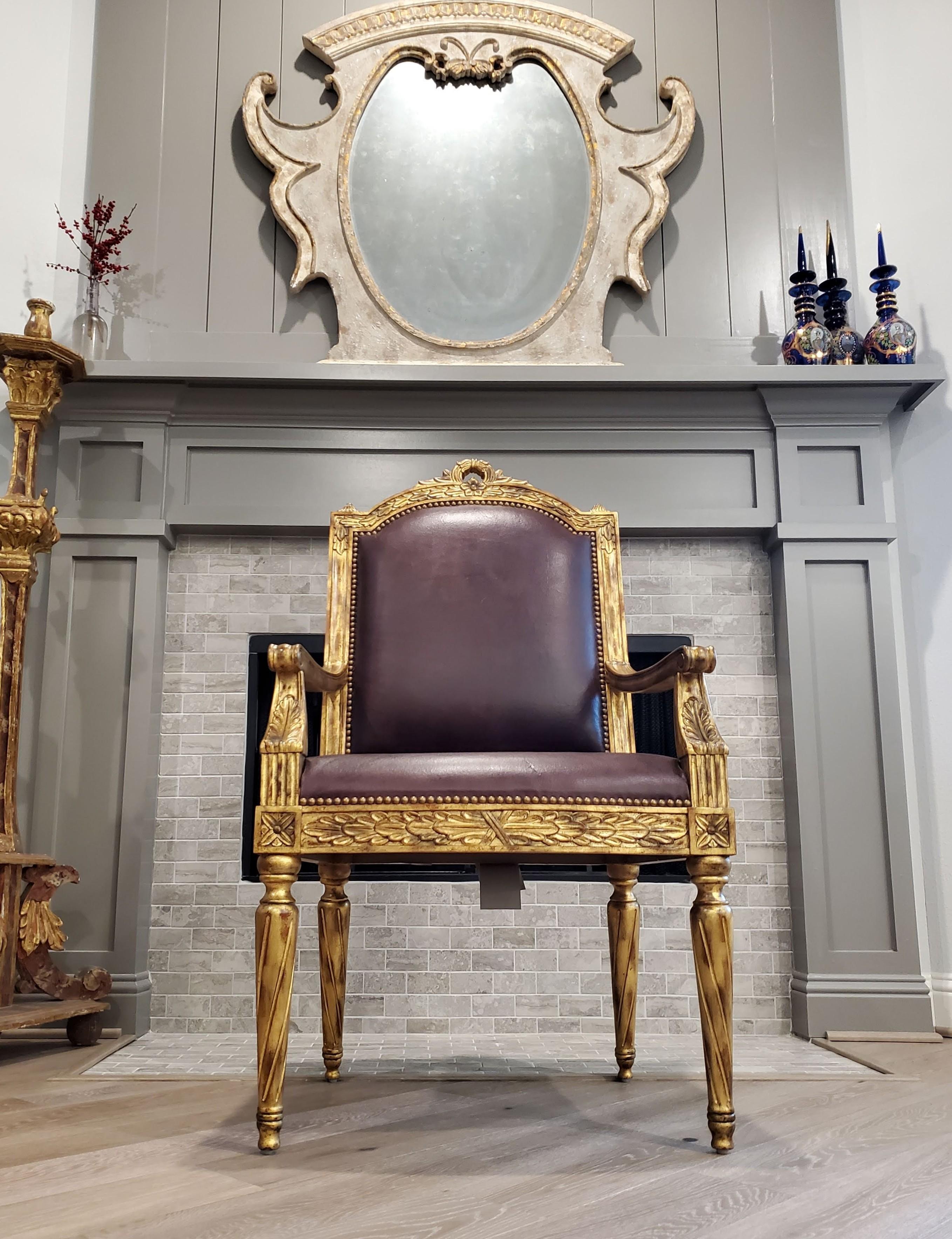 Maitland Smith Fauteuil en bois sculpté et doré de style Louis XVI en vente 11