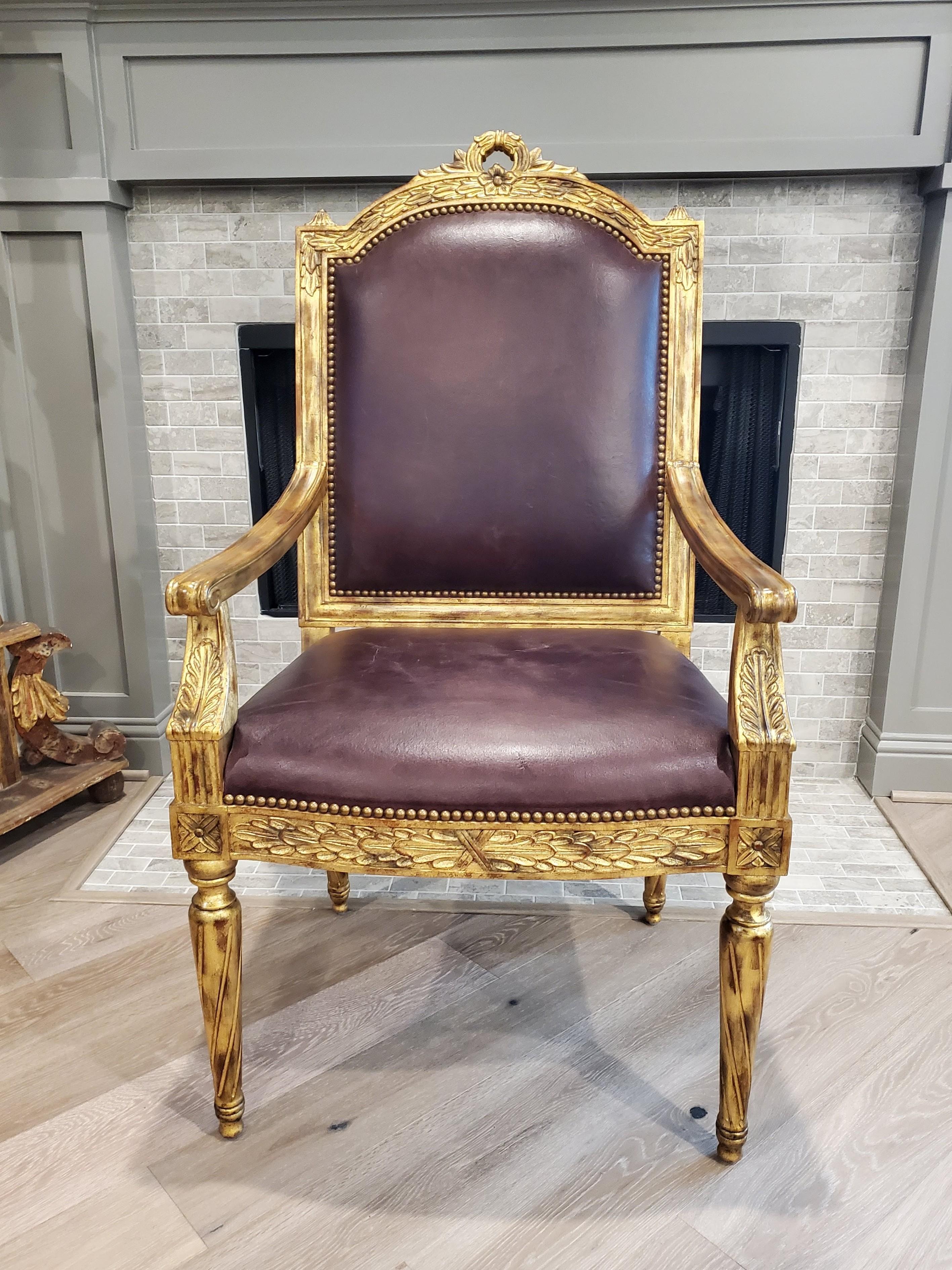 Maitland Smith Fauteuil en bois sculpté et doré de style Louis XVI en vente 12
