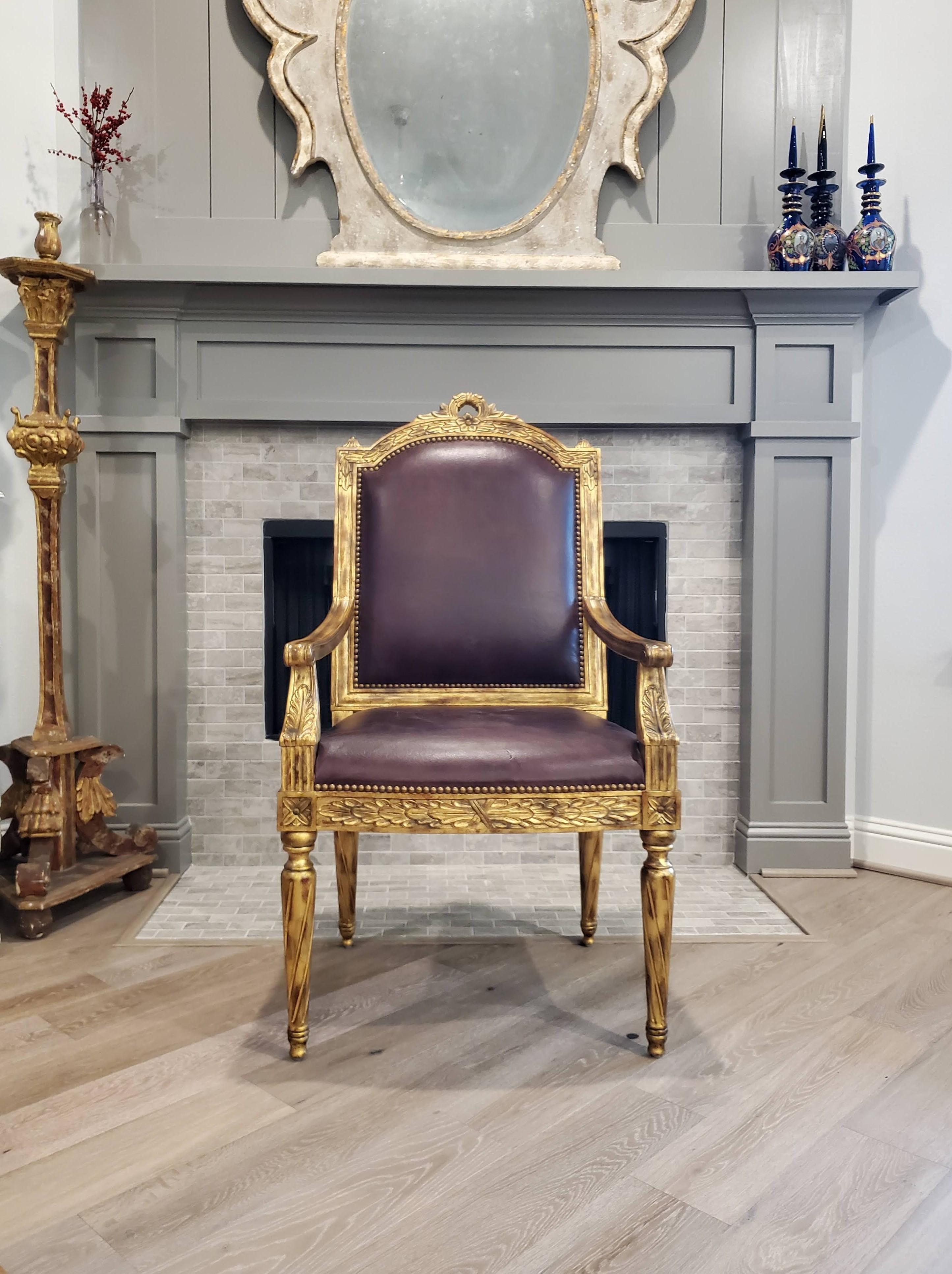Un extraordinaire fauteuil en bois sculpté et doré, créé par le designer de meubles de luxe Maitland Smith.

D'excellente qualité, avec des sculptures, des dorures, des détails et un savoir-faire exceptionnels, cette royale reproduction antique de