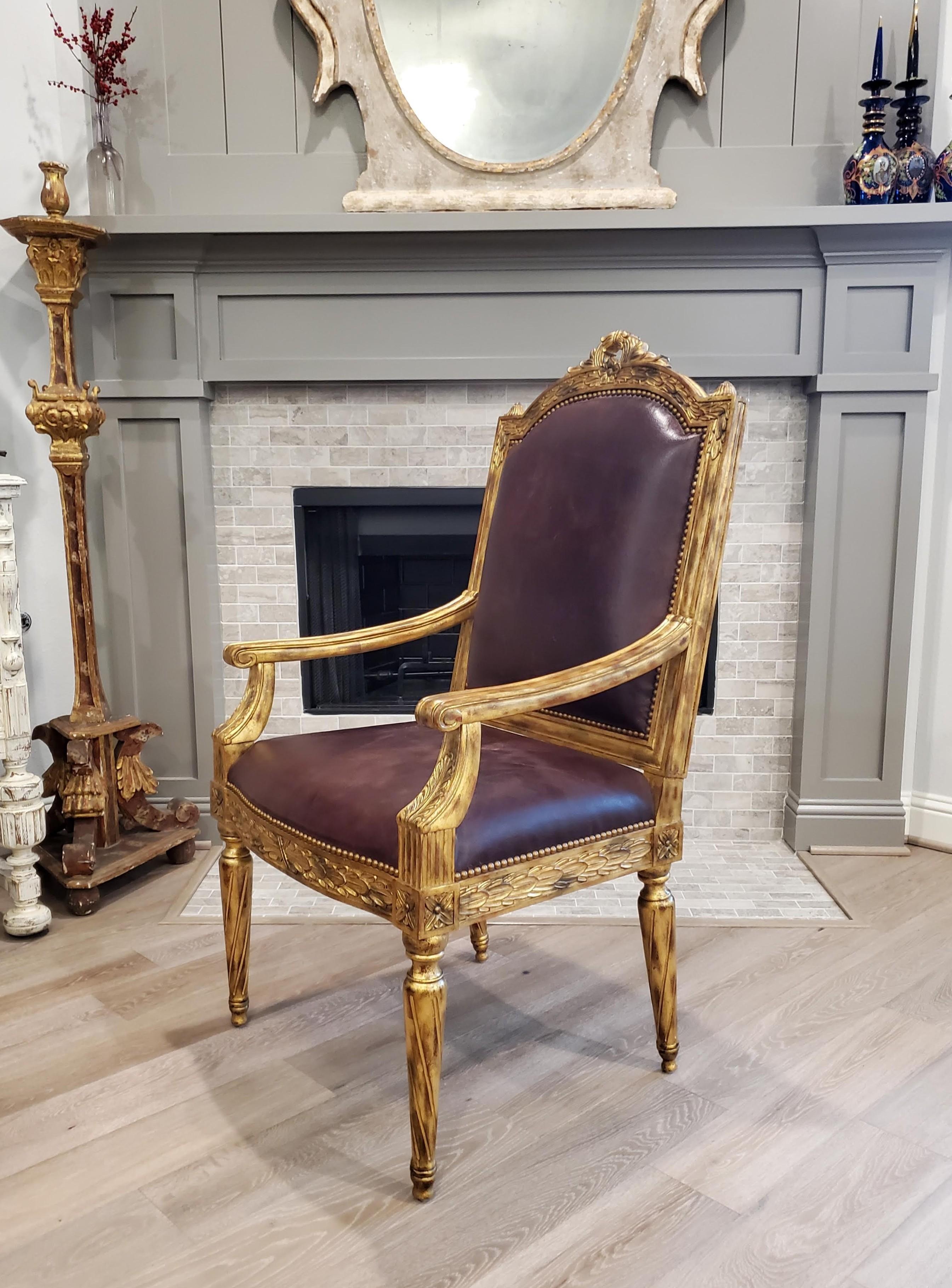Sculpté Maitland Smith Fauteuil en bois sculpté et doré de style Louis XVI en vente