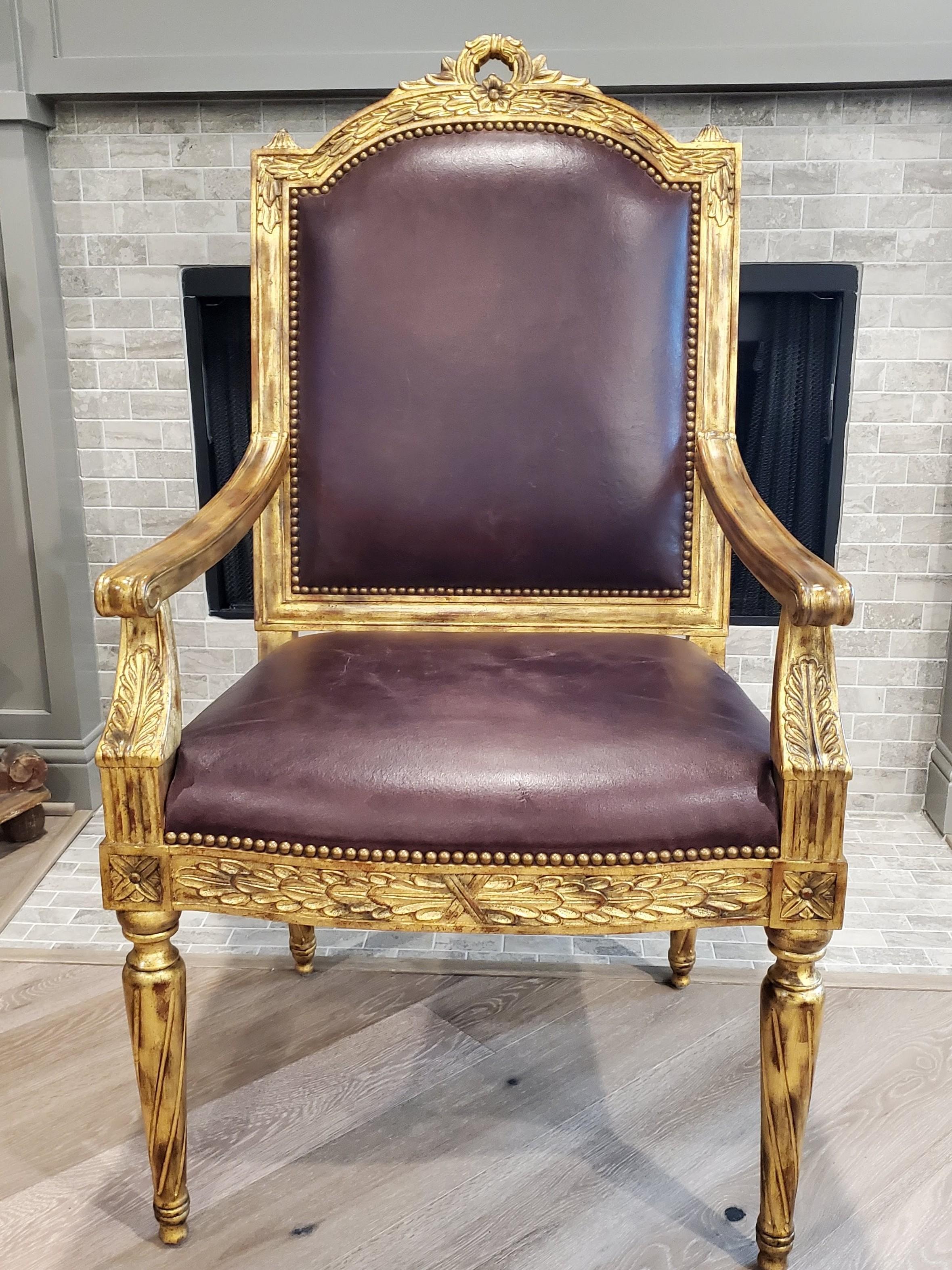 Cuir Maitland Smith Fauteuil en bois sculpté et doré de style Louis XVI en vente
