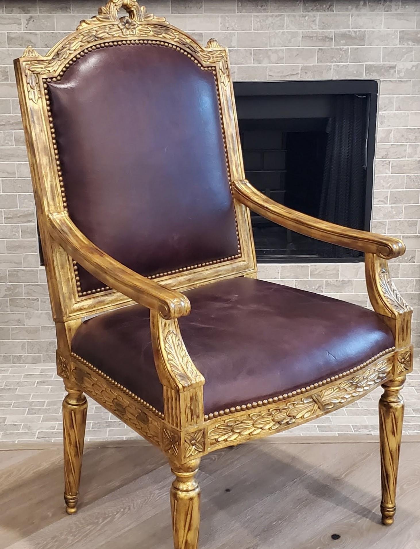 Maitland Smith Fauteuil en bois sculpté et doré de style Louis XVI en vente 1