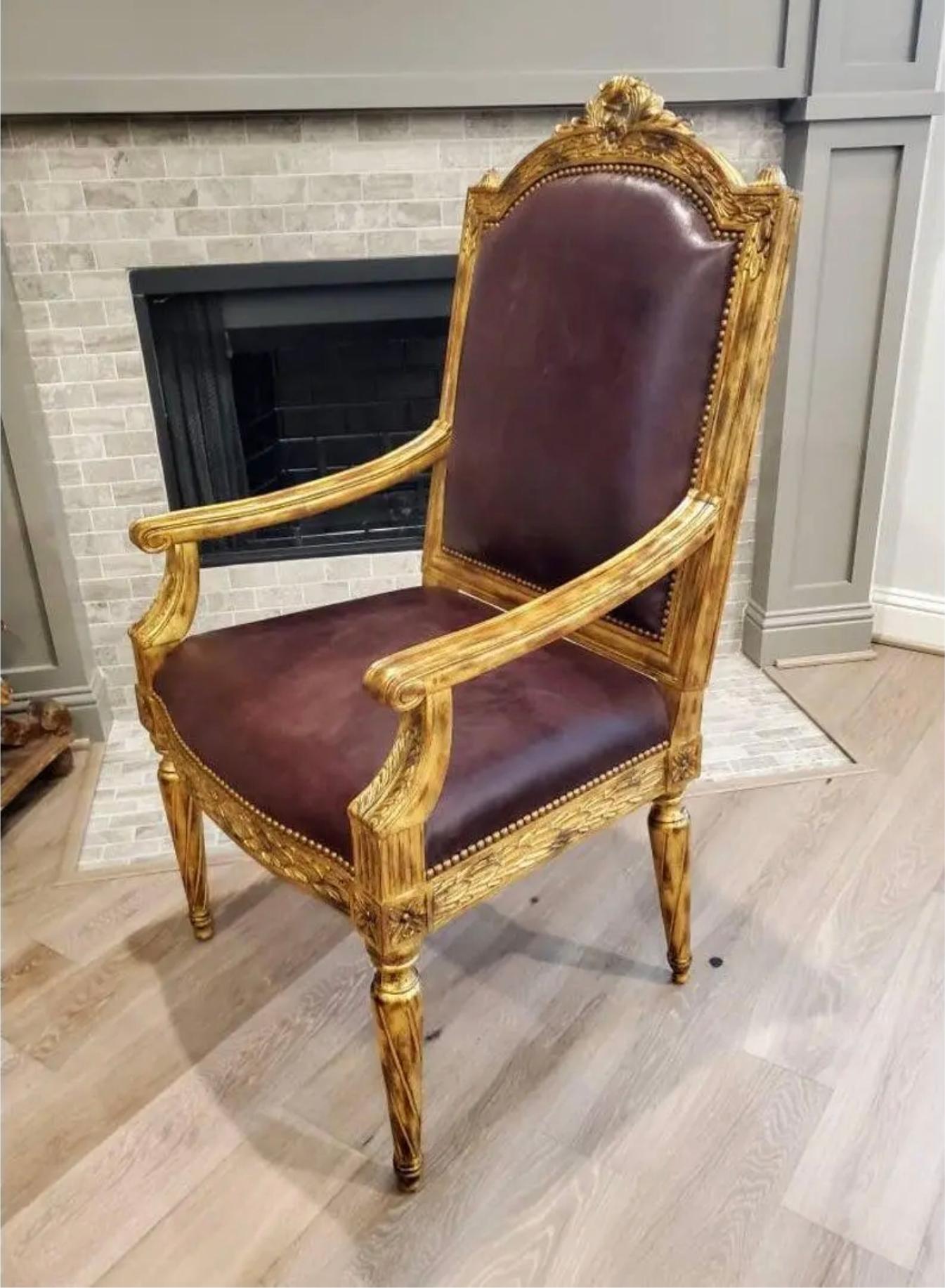 Maitland Smith Fauteuil en bois sculpté et doré de style Louis XVI en vente 2
