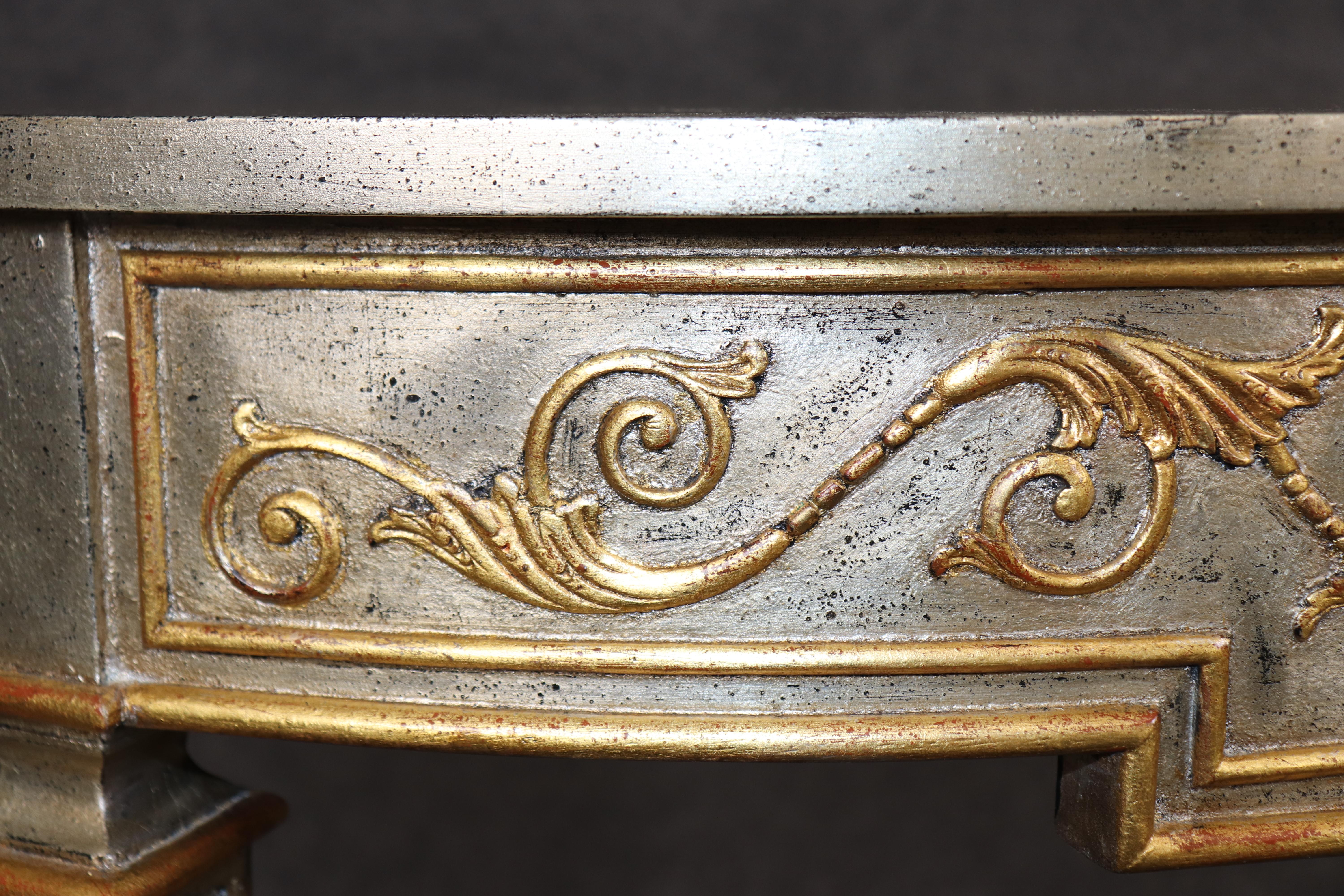 Table console de style Louis XVI, sculptée et dorée à l'argent, Maitland Smith en vente 3