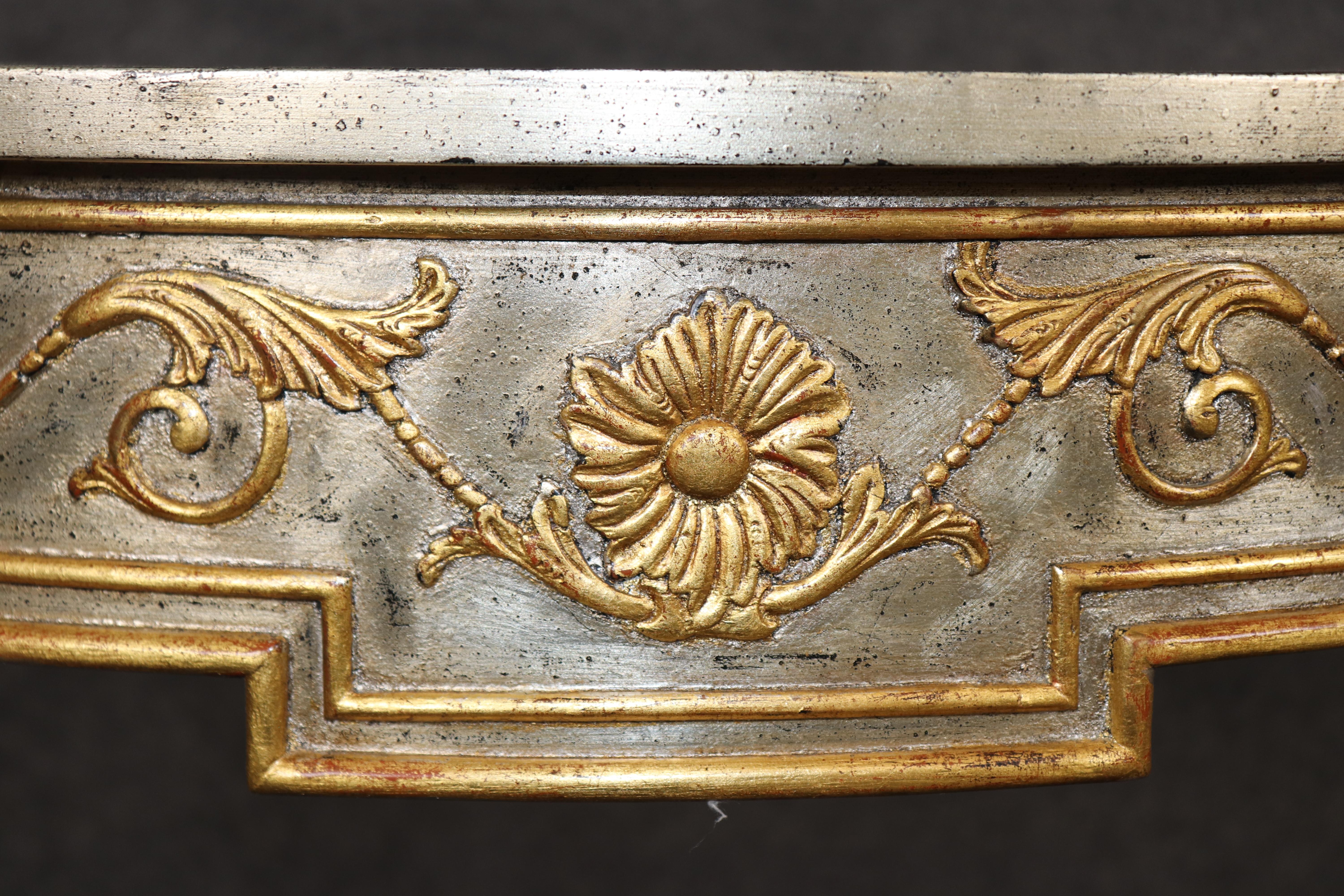 Table console de style Louis XVI, sculptée et dorée à l'argent, Maitland Smith en vente 4