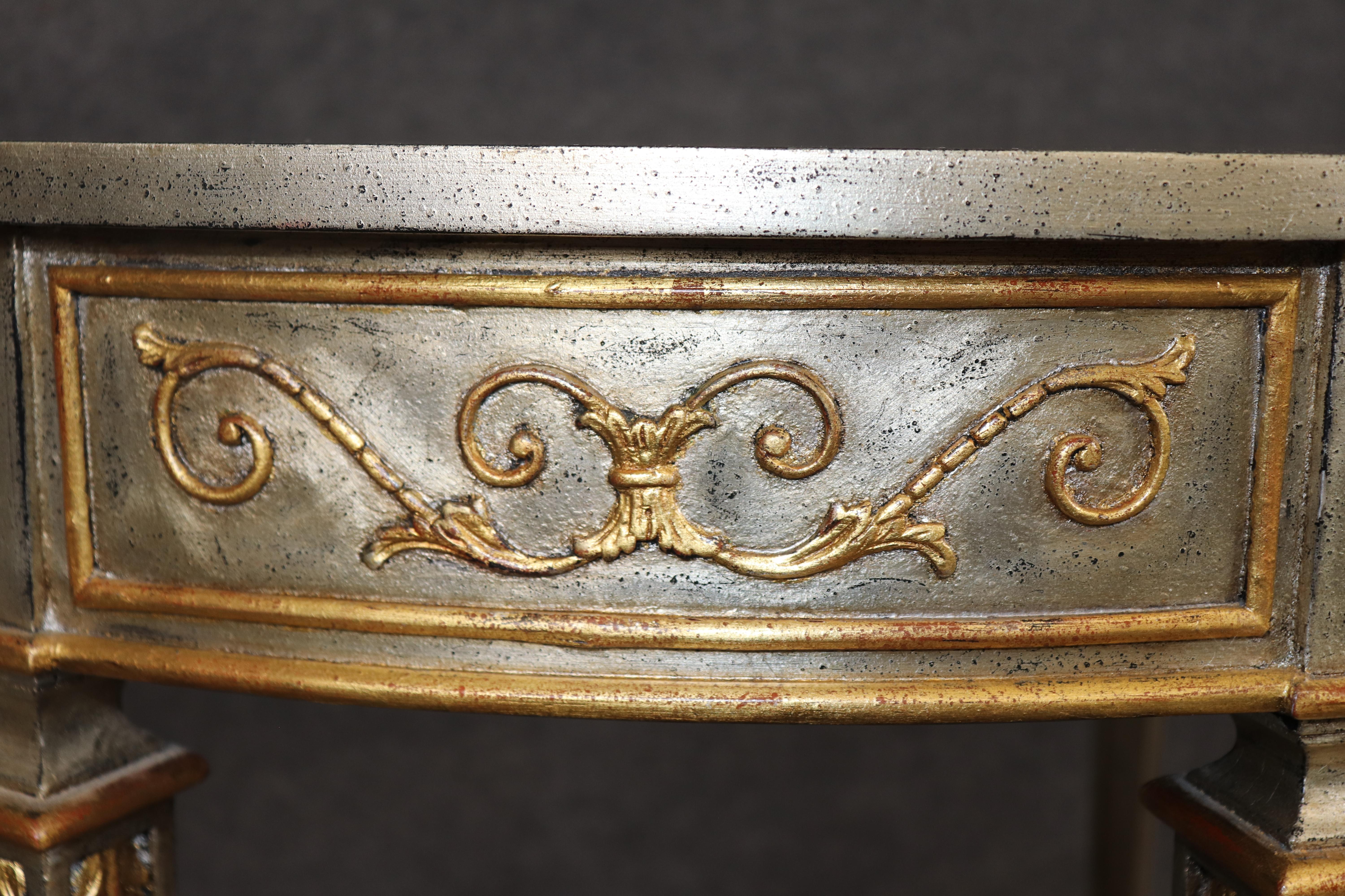 Table console de style Louis XVI, sculptée et dorée à l'argent, Maitland Smith en vente 5