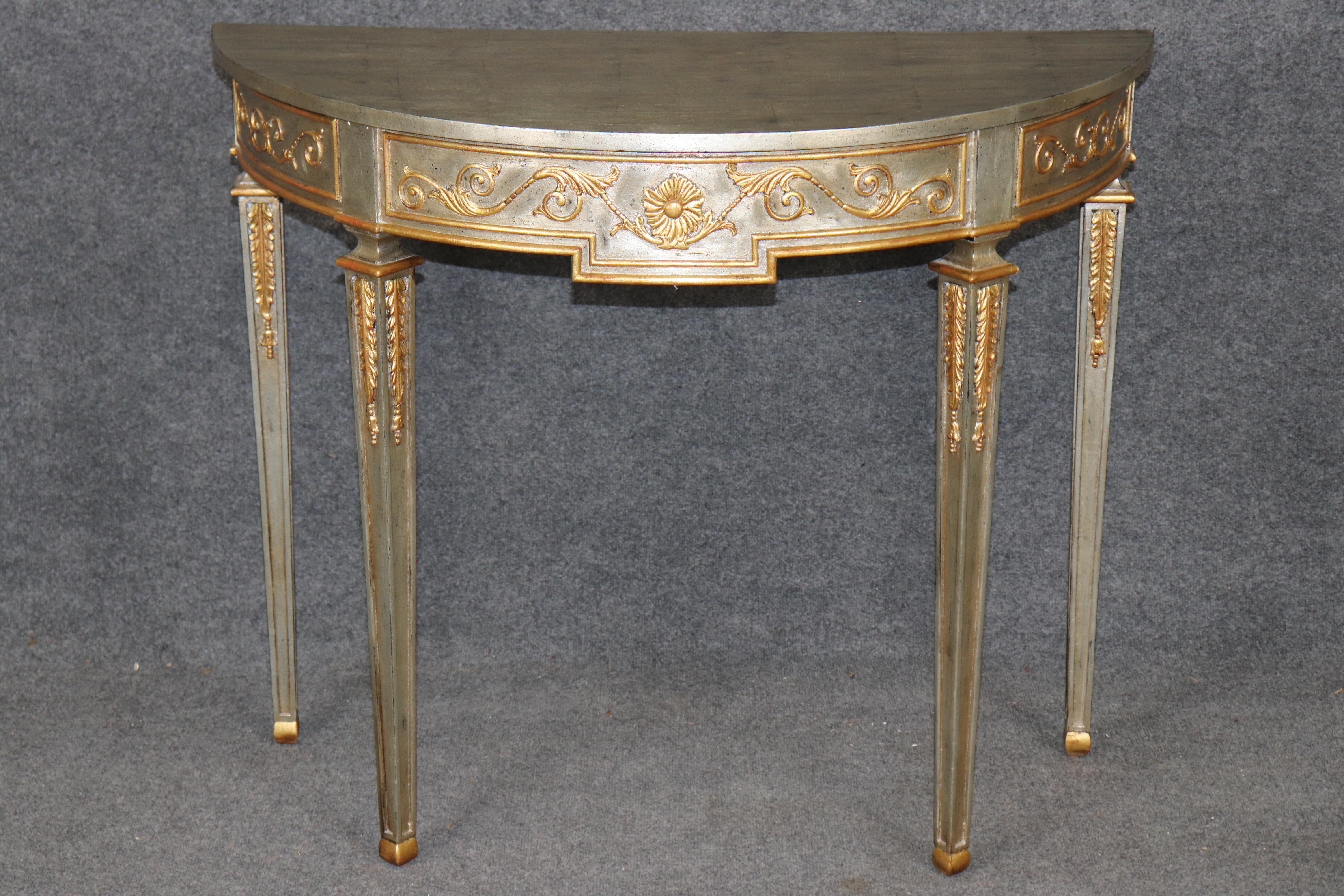 Dimensions - H : 33 1/2 in W : 40 po D : 18 3/4 po 

Nous vous proposons une console exceptionnelle de style Louis XVI de Maitland Smith, une pièce réalisée de main de maître qui évoque l'élégance raffinée du design néoclassique français du XVIIIe