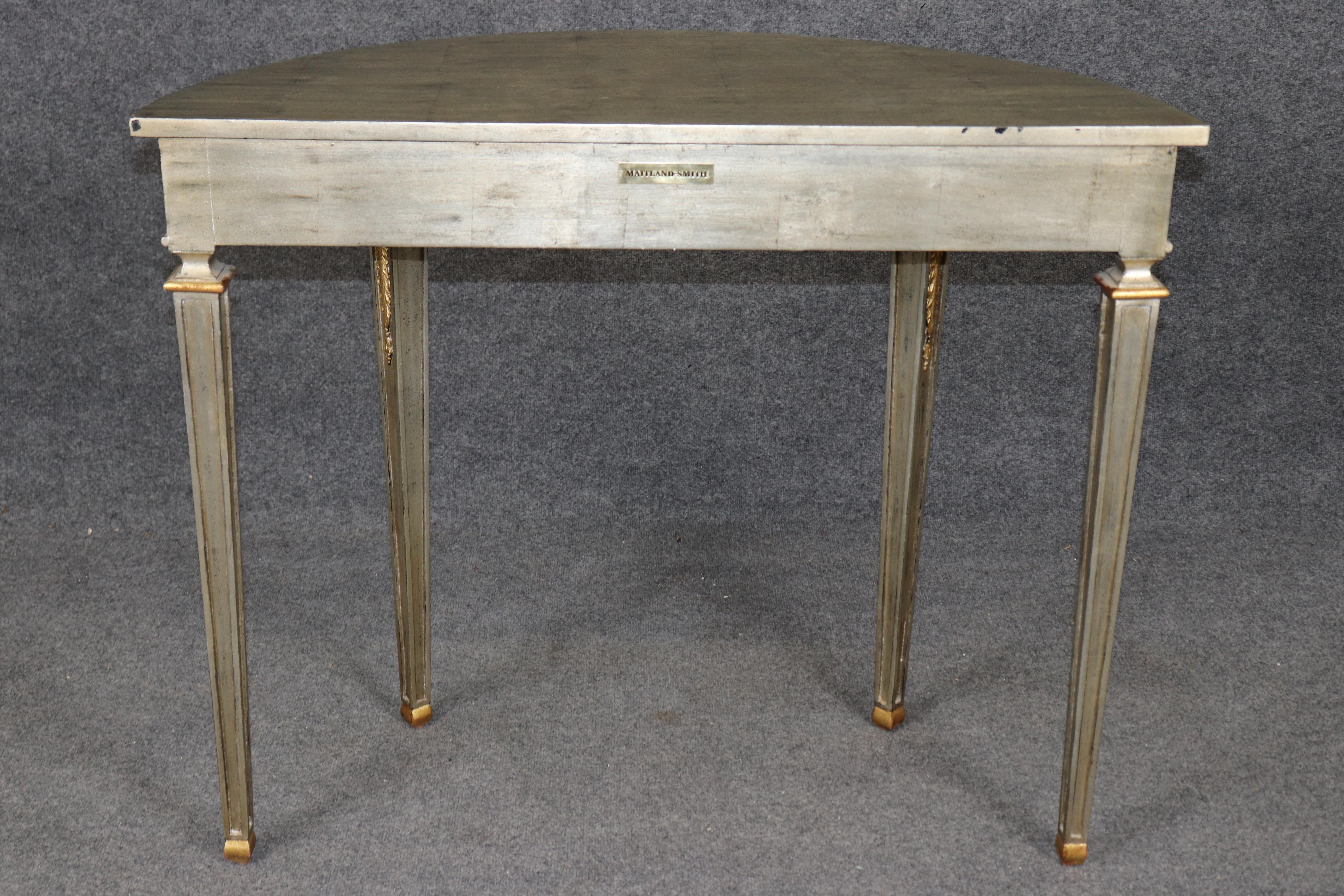 Sculpté Table console de style Louis XVI, sculptée et dorée à l'argent, Maitland Smith en vente