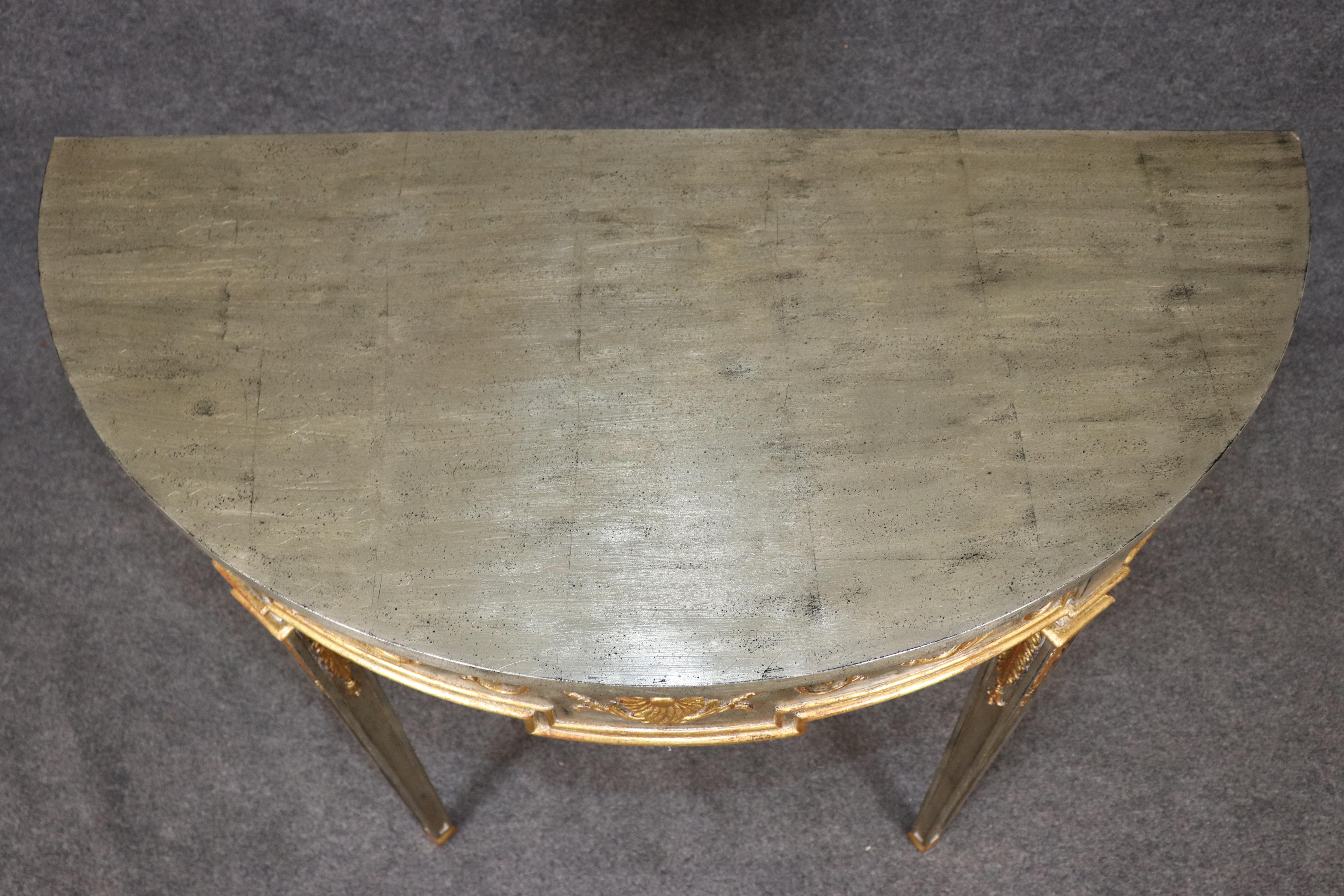 20ième siècle Table console de style Louis XVI, sculptée et dorée à l'argent, Maitland Smith en vente