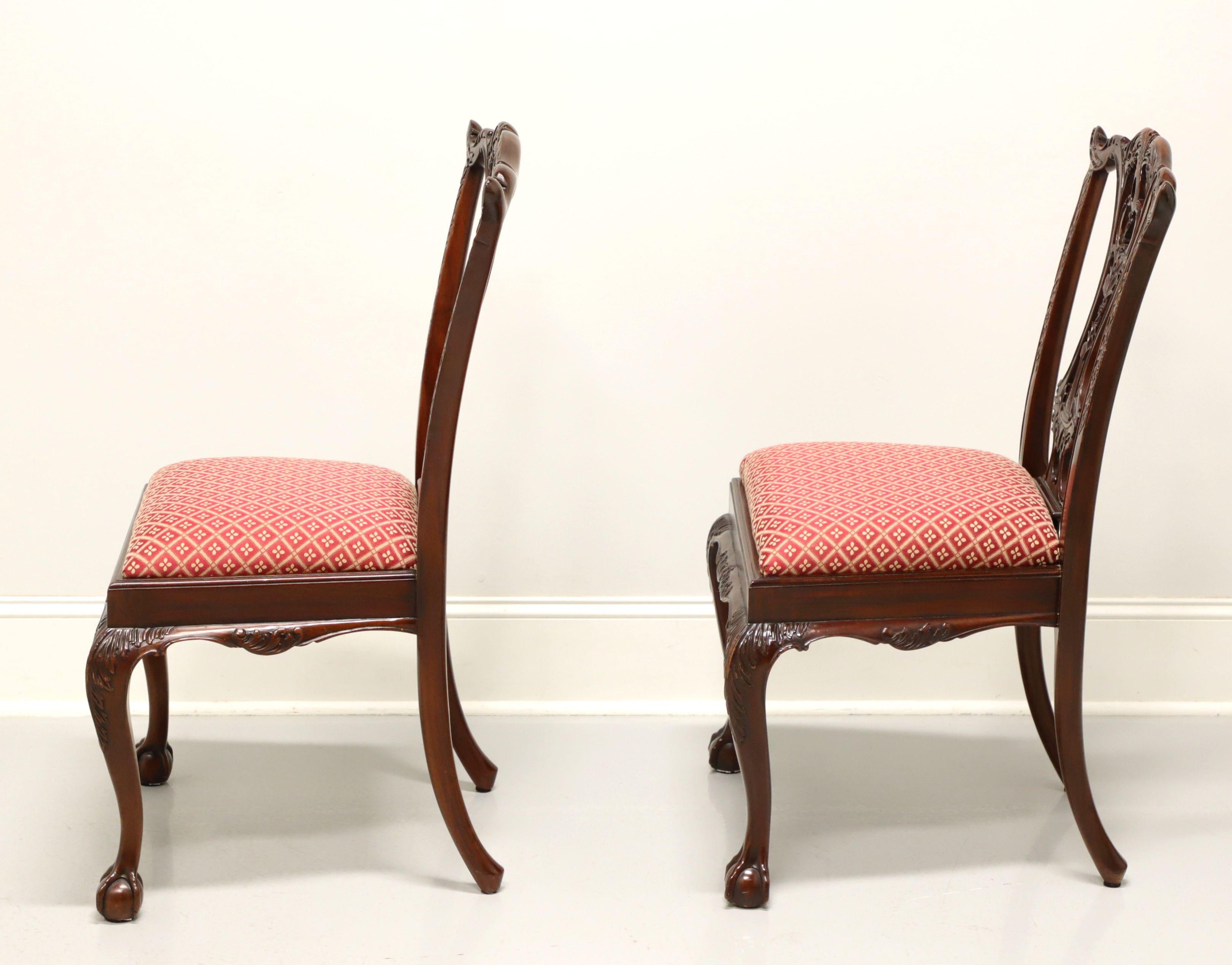 Tissu Paire de chaises de salle à manger MAITLAND SMITH en acajou avec boule Chippendale et griffes  en vente