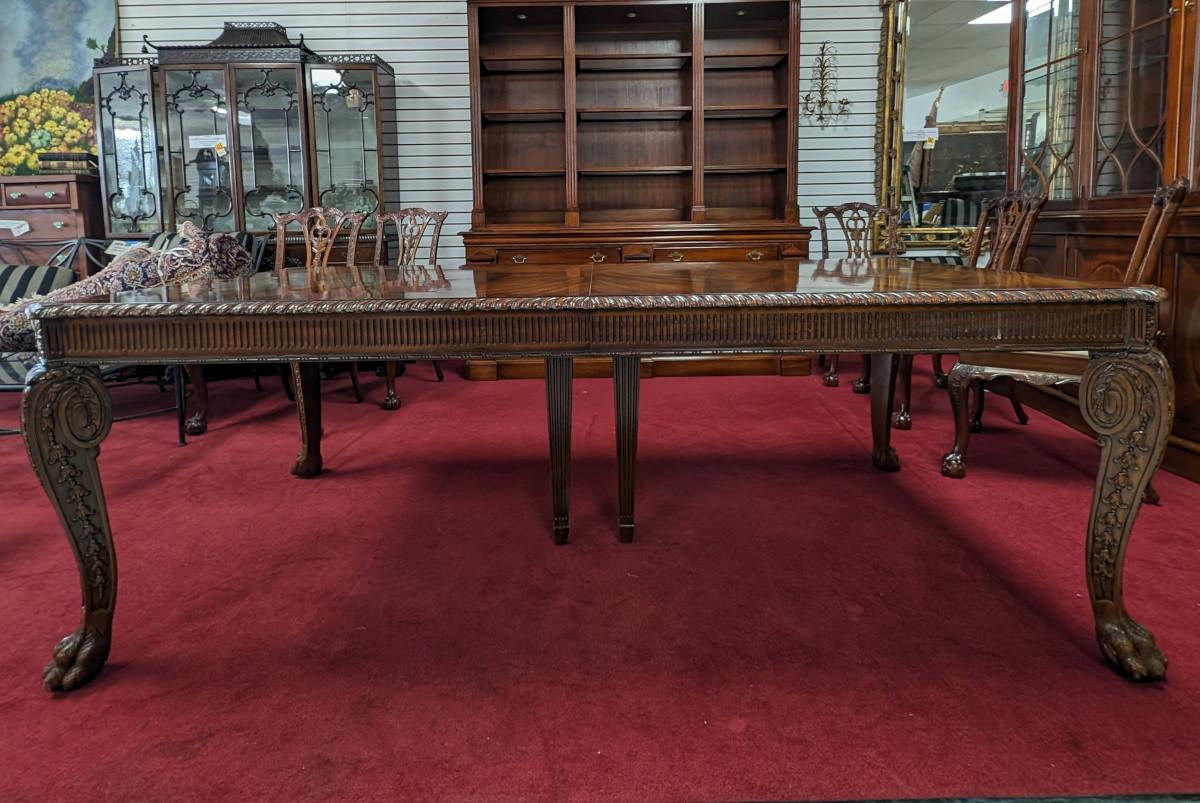 Gorgeous Maitland Smith Chippendale Style Dining Table, Mahogany, 7FT-10FT
Absolutely gorgeous table
From Maitland-Smith Furniture
Mahogany
Flaming Mahogany
Rectangular shape
Gadrooned edge
Reeded apron
Cabriole legs with acanthus carved