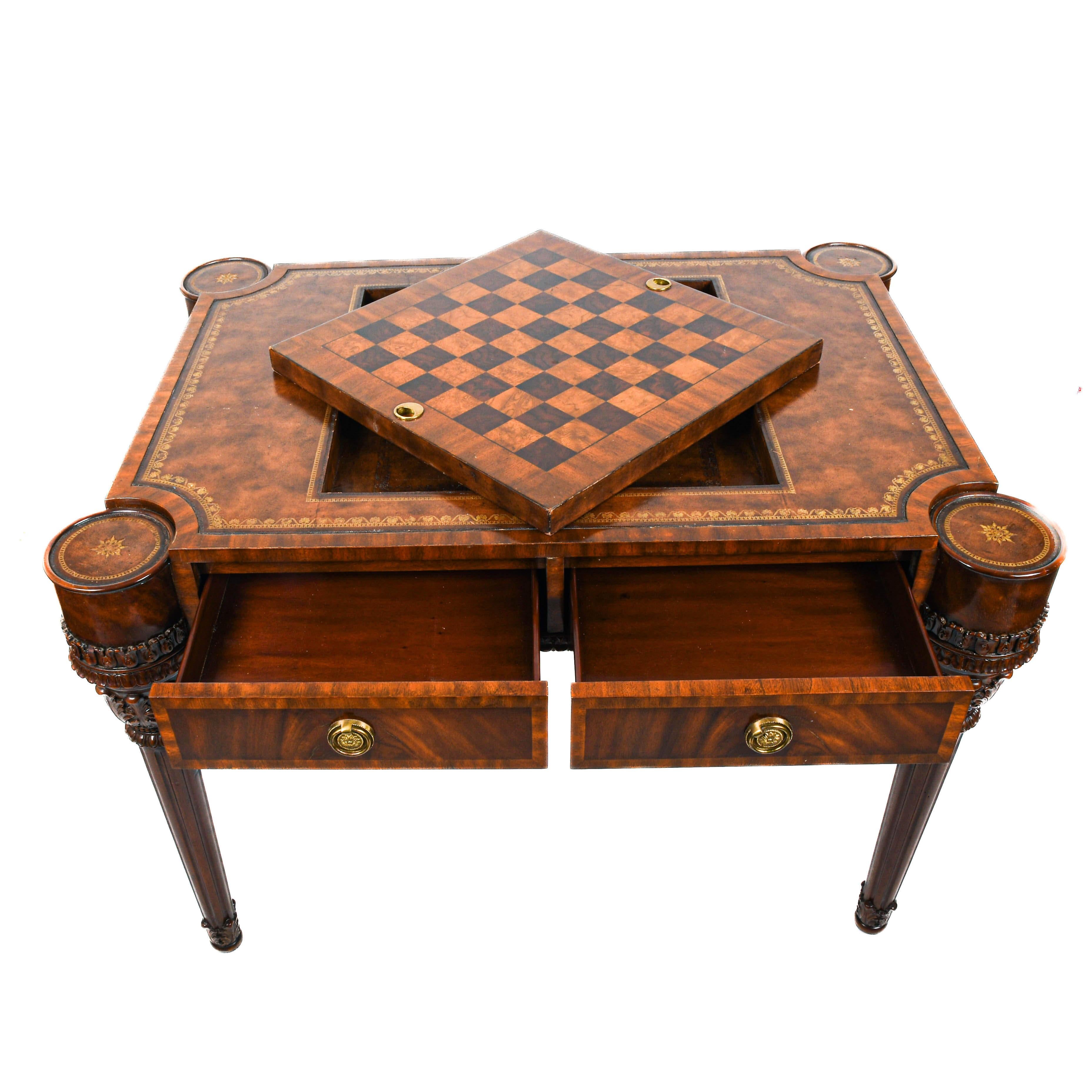 Bei diesem Maitland-Smith Mahagoni-Spieltisch treffen Luxus und Freizeit in zeitloser Harmonie aufeinander. Der mit Präzision und Eleganz gefertigte Tisch zeigt ein reiches Mahagoni-Finish, das durch komplizierte Intarsien und eine handgefertigte