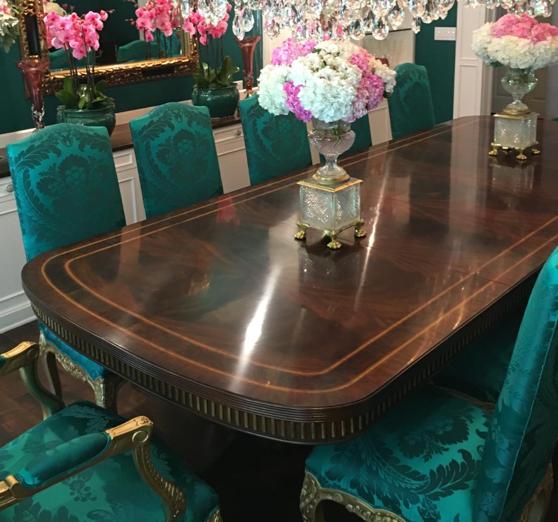 Regency Maitland-Smith Mahogany Inlaid Manor Double Pedestal Dining Table W 2 Leaves en vente