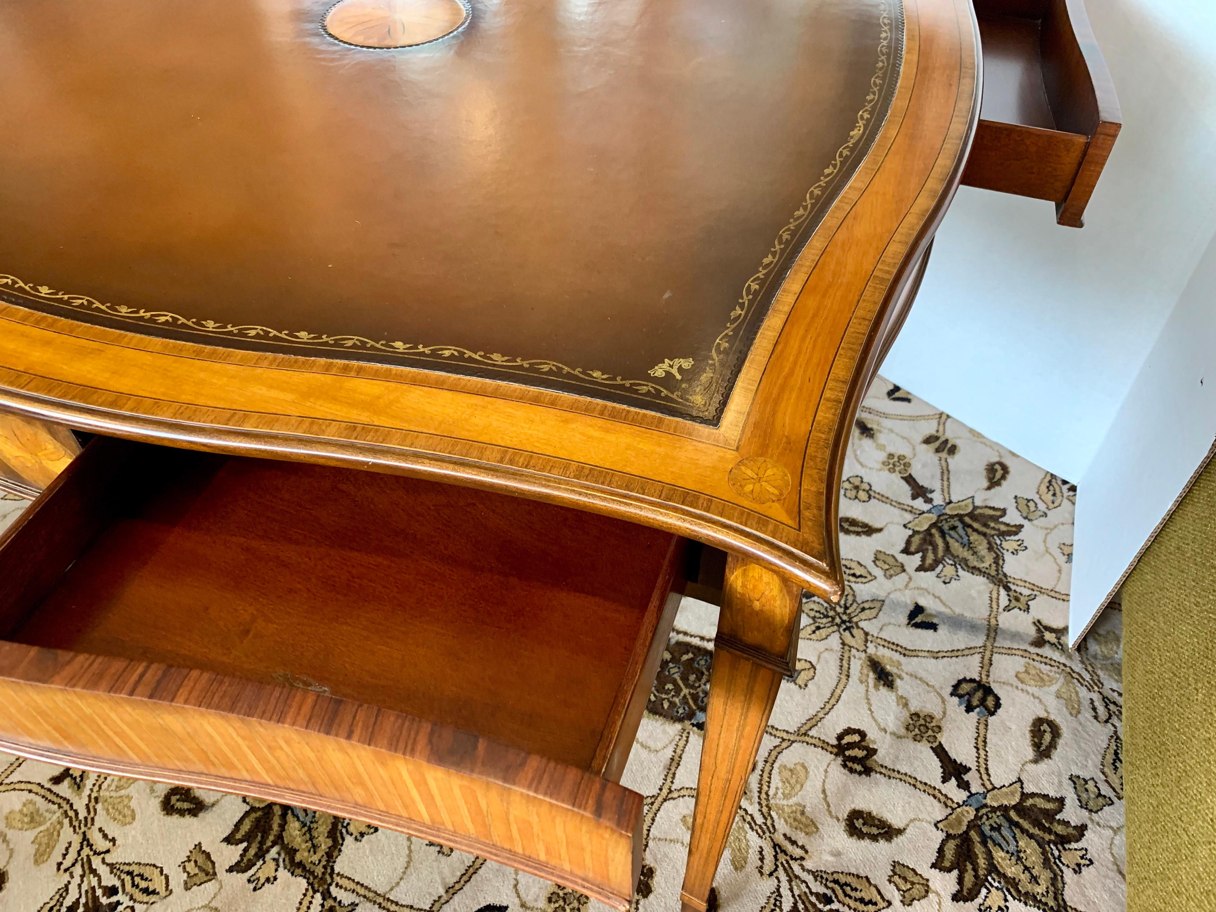 Maitland Smith Mahogany Leather Top Game Table Writing Desk (Leder)