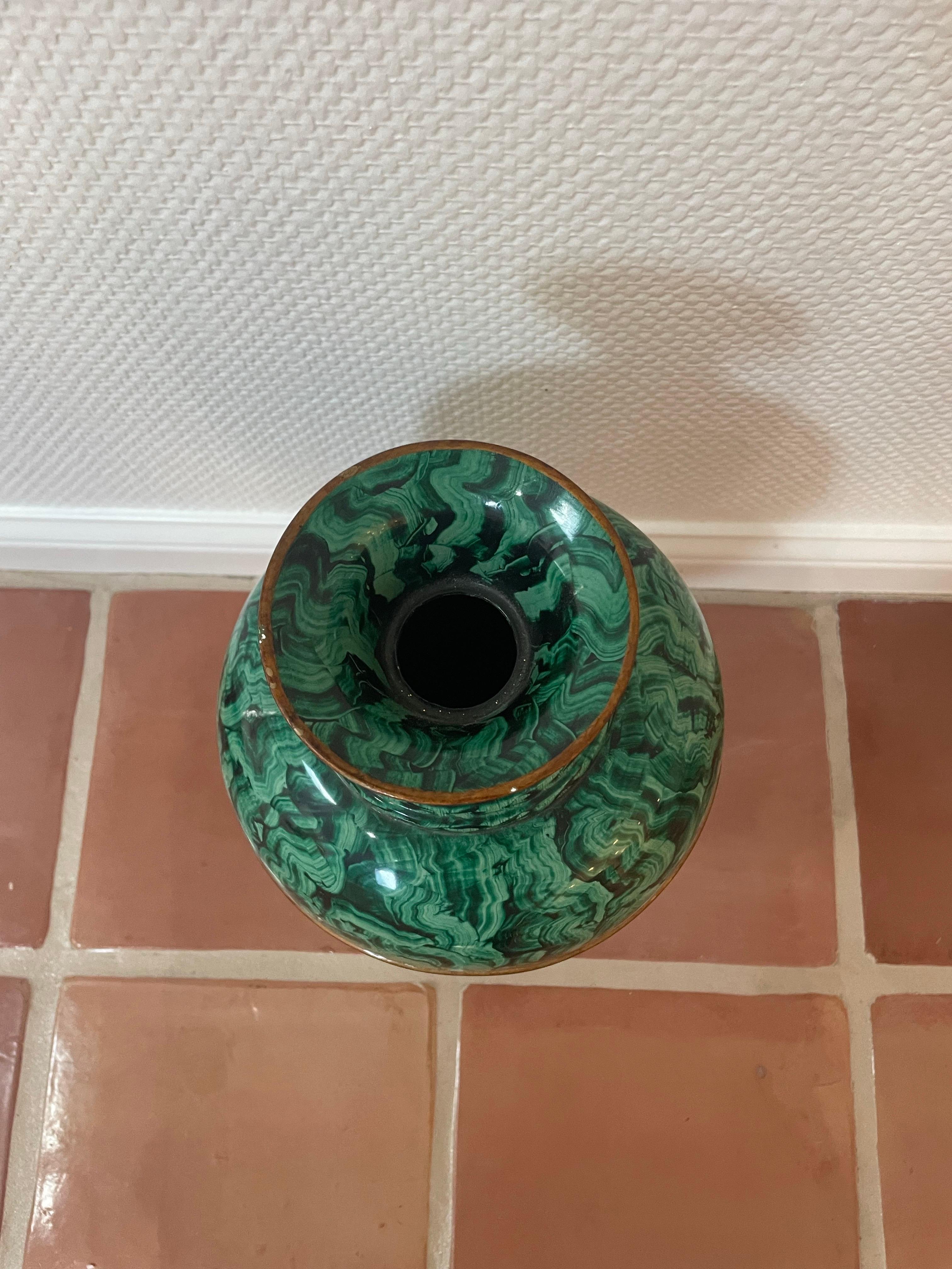 Si tratta di un grande vaso in metallo dipinto con una finitura in finta malachite realizzato da Maitland Smith. 
