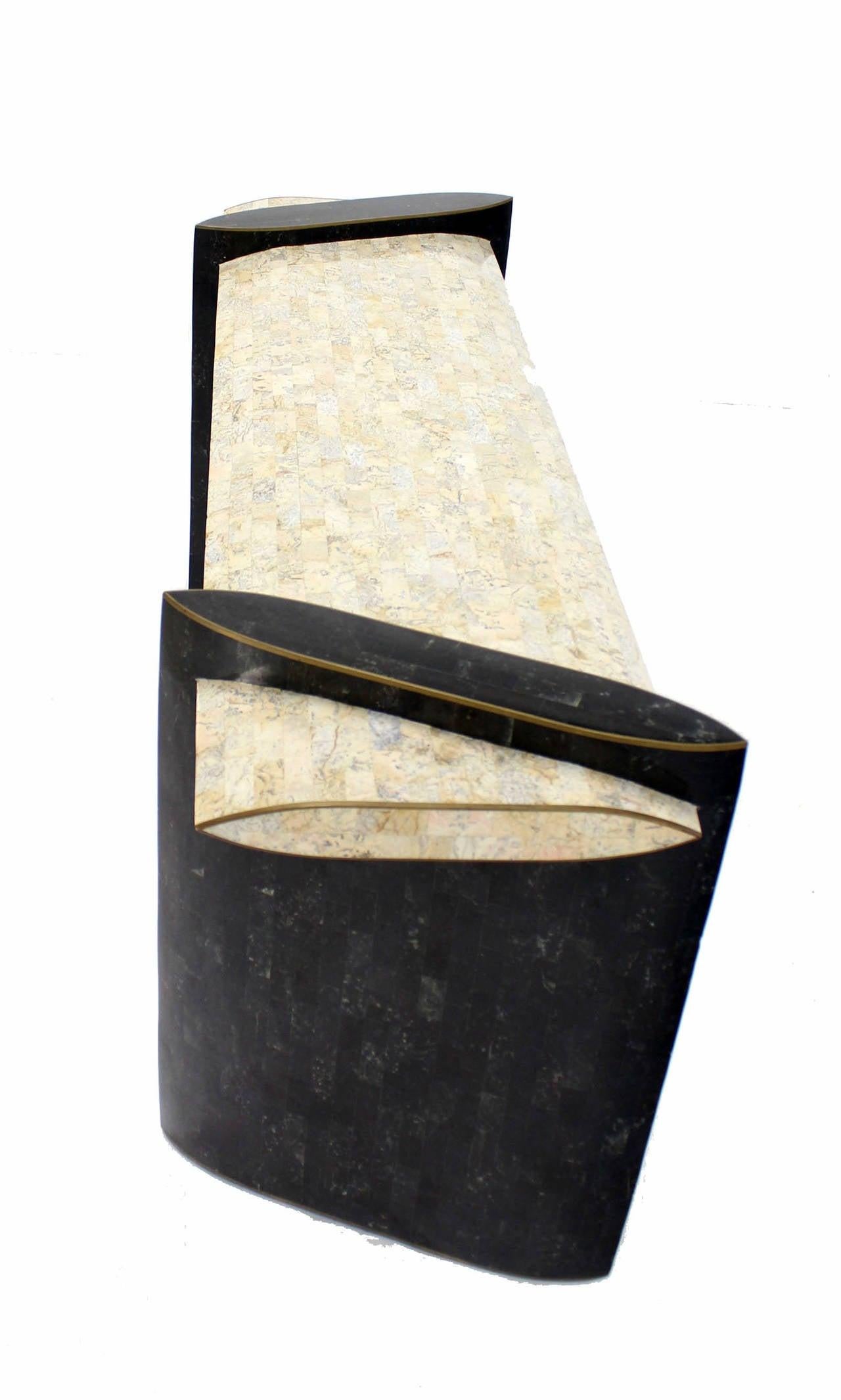 20ième siècle Console de canapé Maitland Smith mi-siècle en carreaux tessellés et laiton incrusté en vente