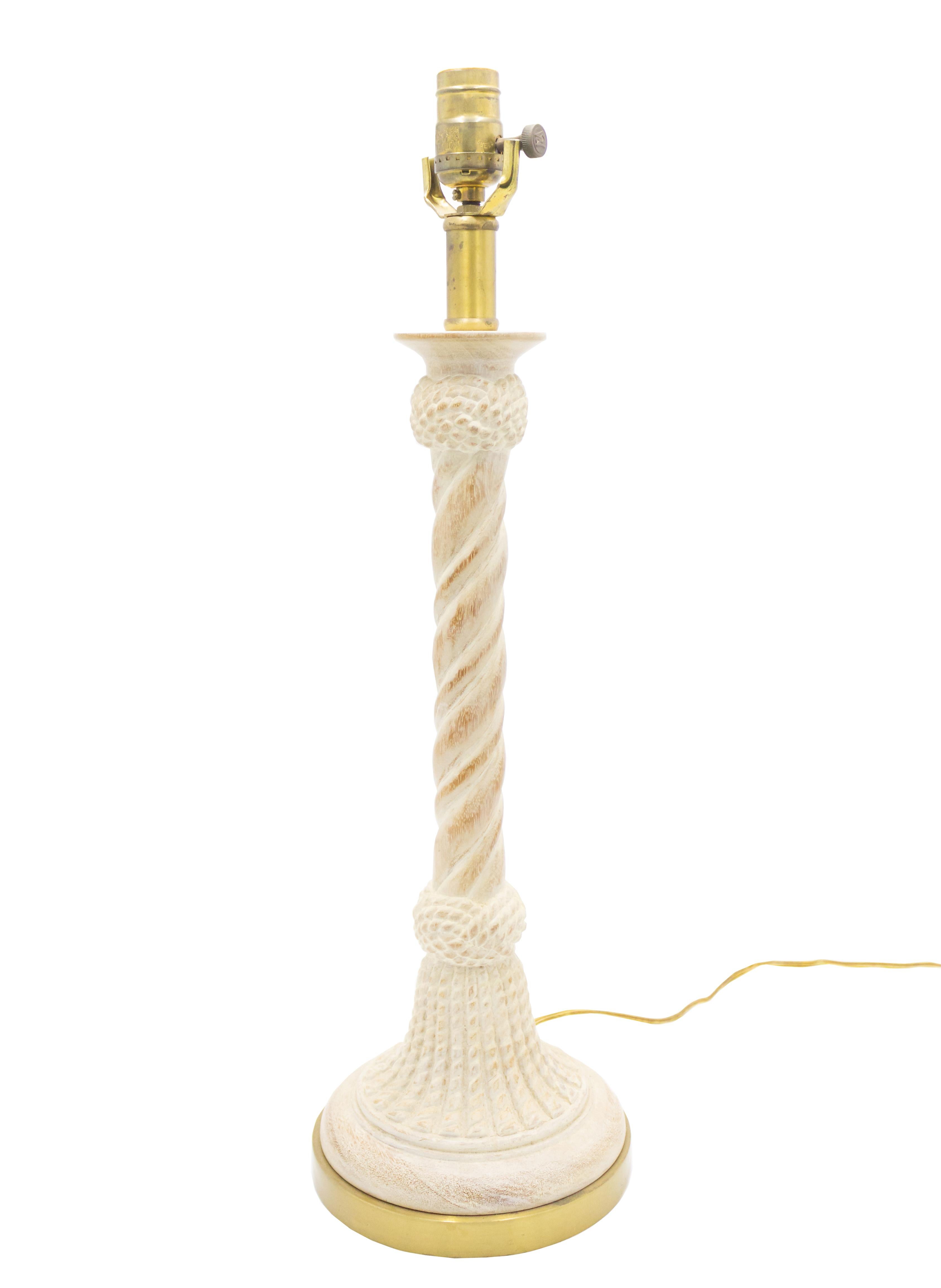 Paire de lampes de table à colonne en bois blanchi du milieu du siècle, avec garniture en corde (par Maitland Smith, étiquette originale jointe).