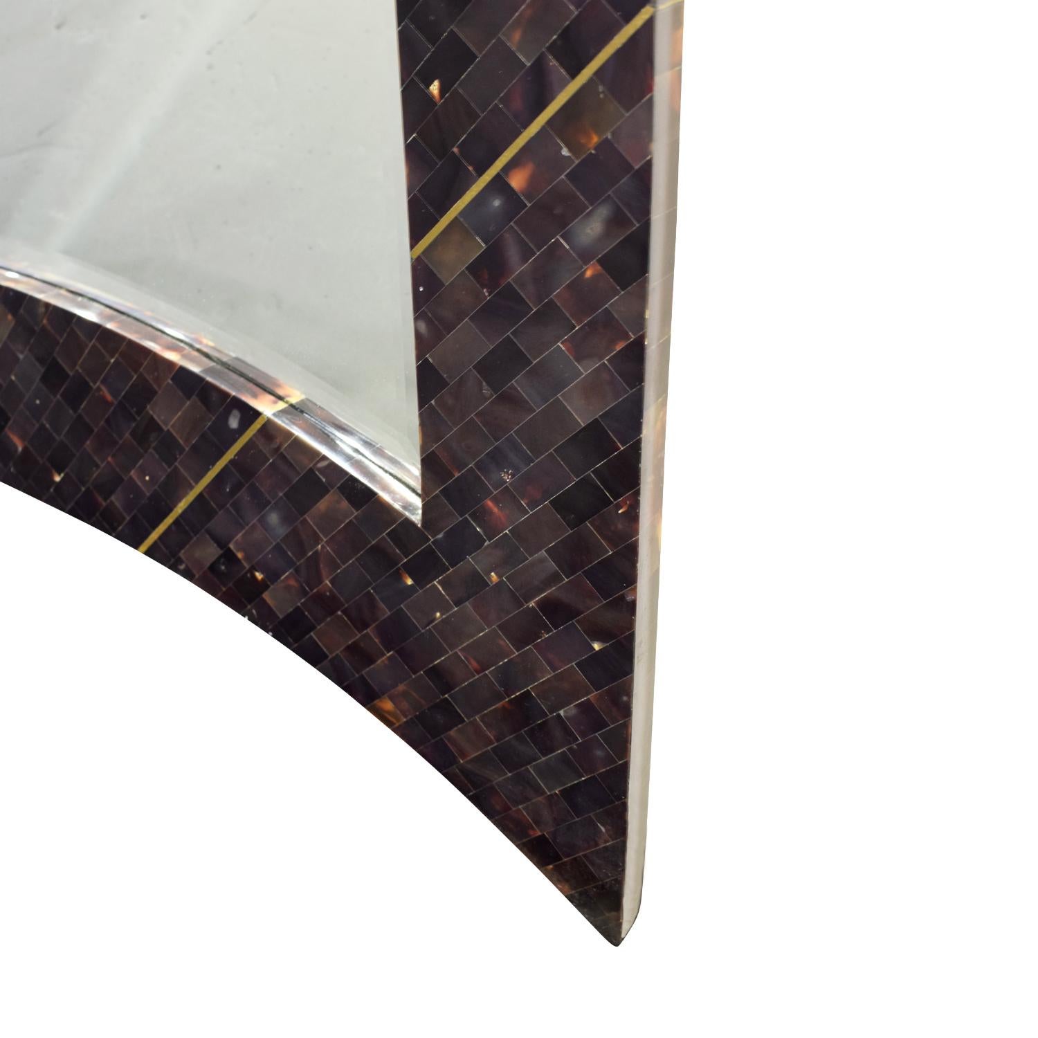 Moderno Specchio Maitland Smith in corno tessellato con intarsi in ottone, anni '70, 'Firmato' in vendita