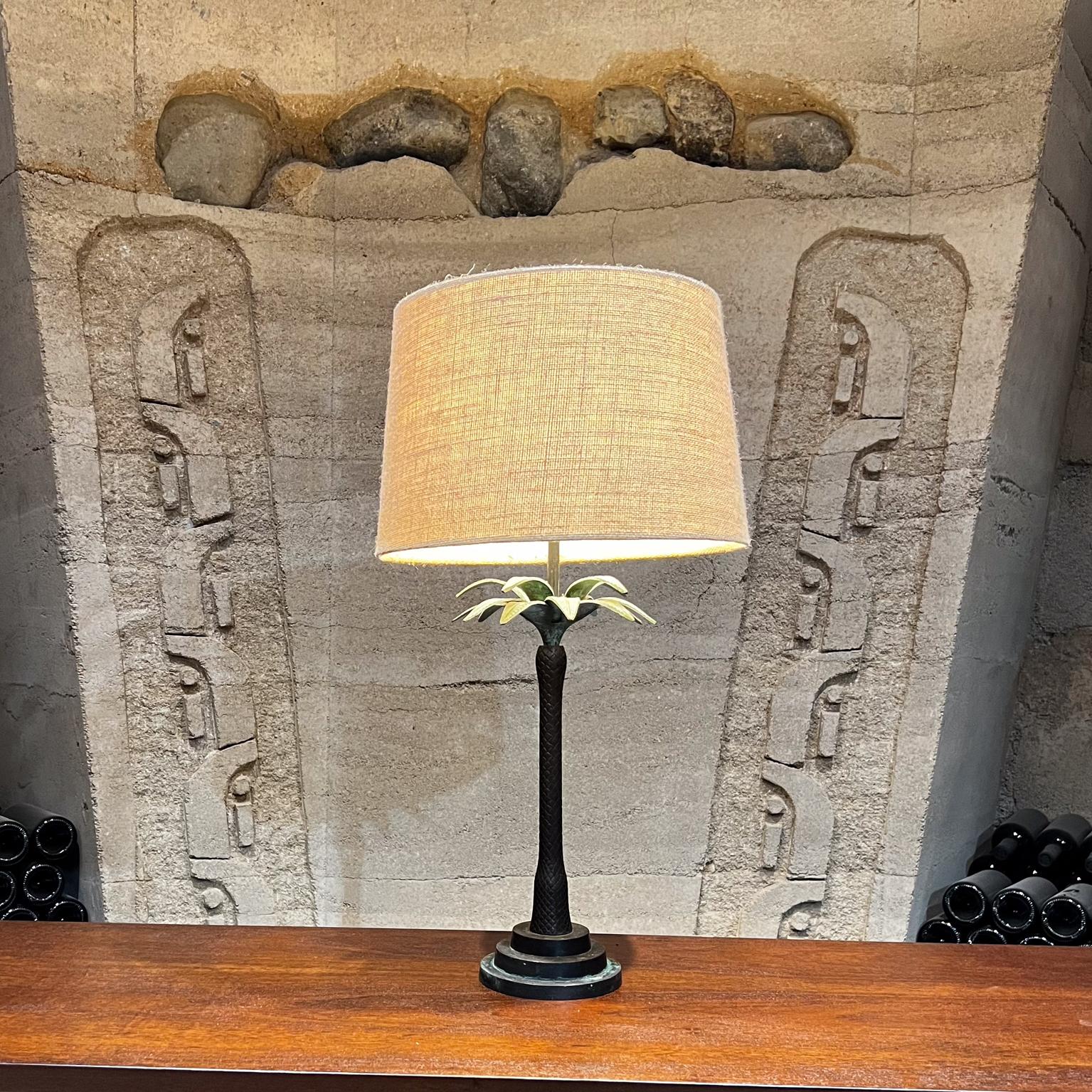 Moderne Lampe de bureau moderne Maitland Smith en faux bronze en forme de palmier  en vente