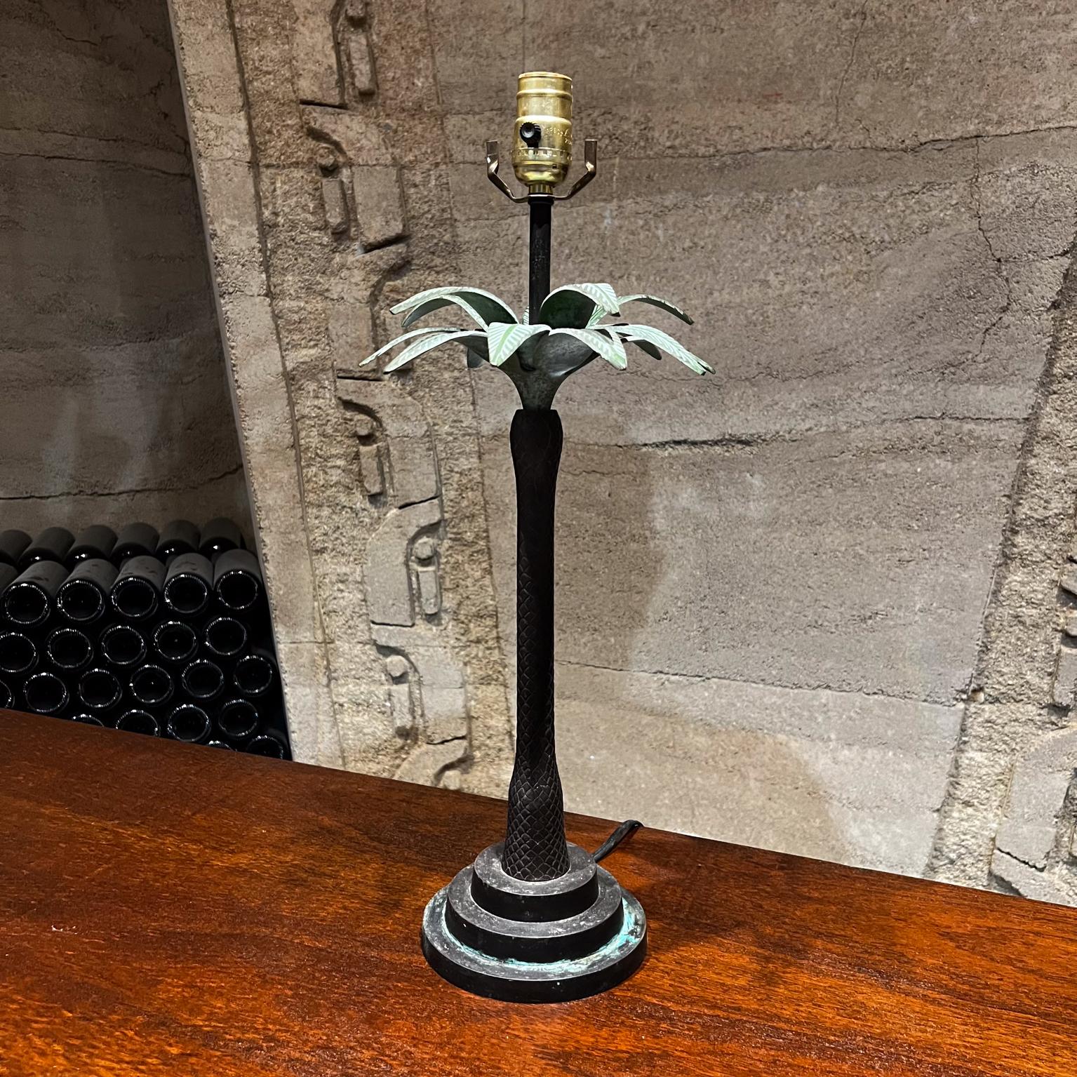 Lampe de bureau moderne Maitland Smith en faux bronze en forme de palmier  en vente 2
