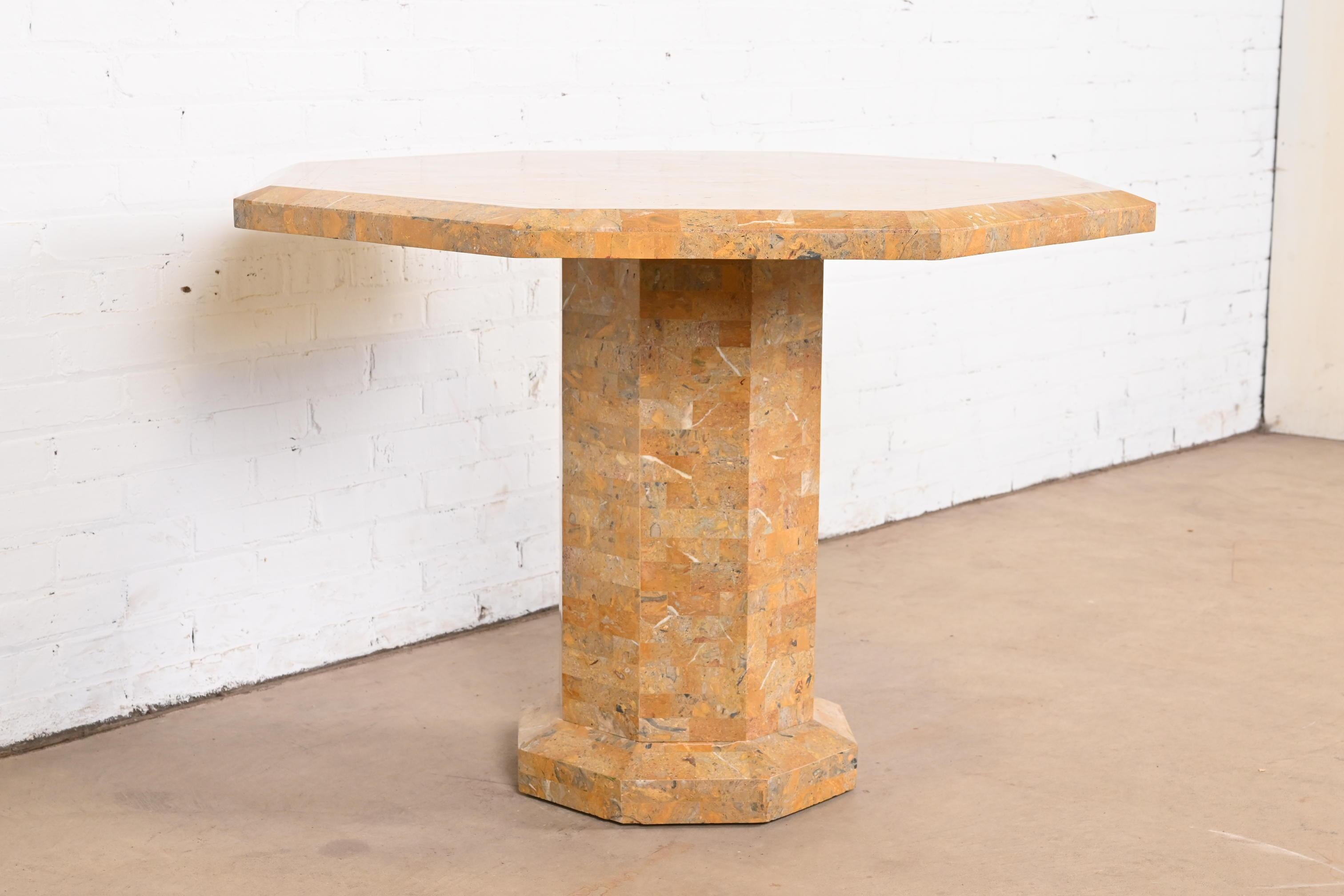 Laiton Table de salle à manger ou table centrale Maitland Smith moderne à piédestal en marbre tessellé en vente