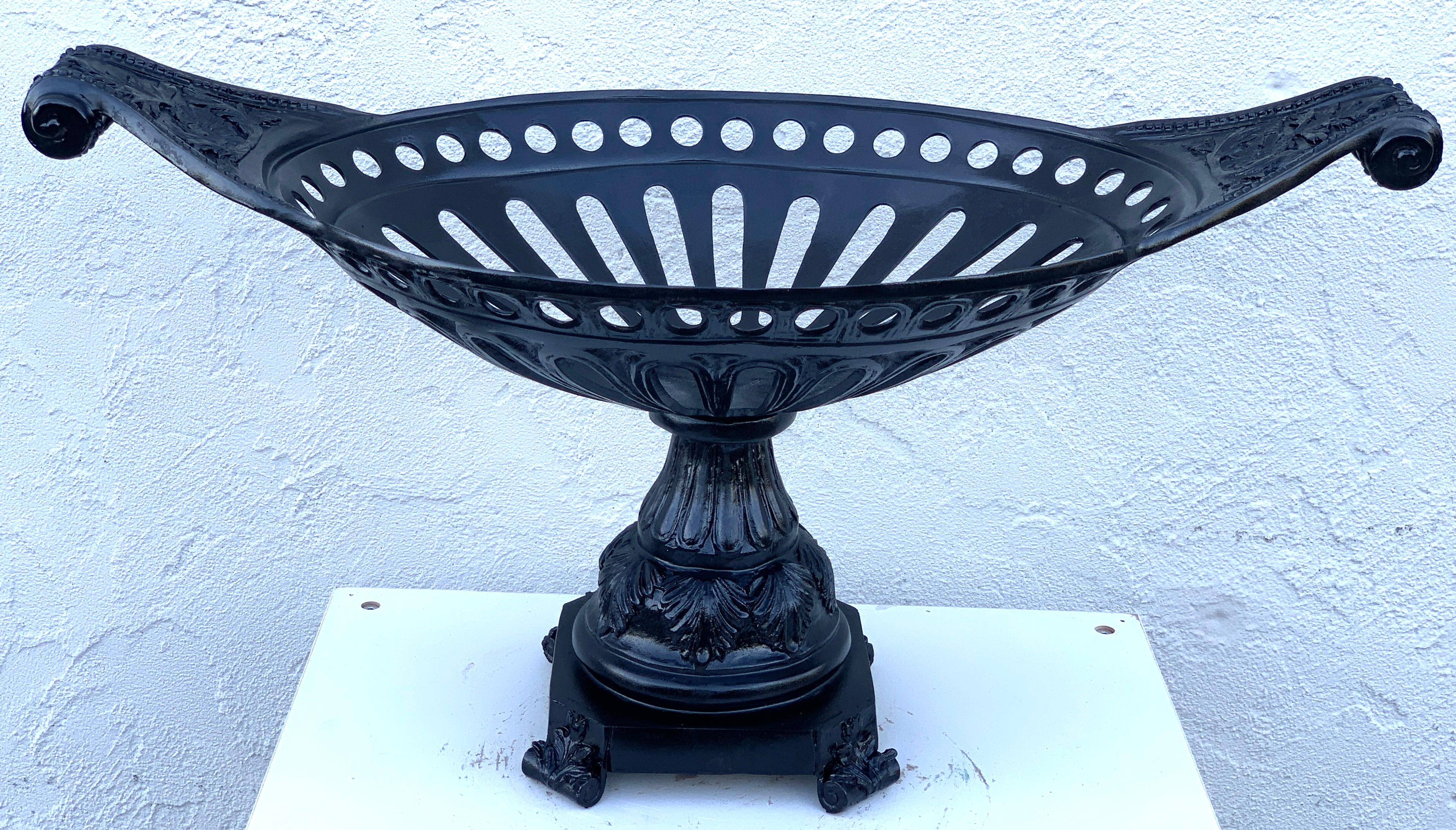 Maitland-Smith neoclassic garden centrepiece, Provenance Celine Dion, blackened bronze pierced oval centrepiece, with an interior circumference of 20
