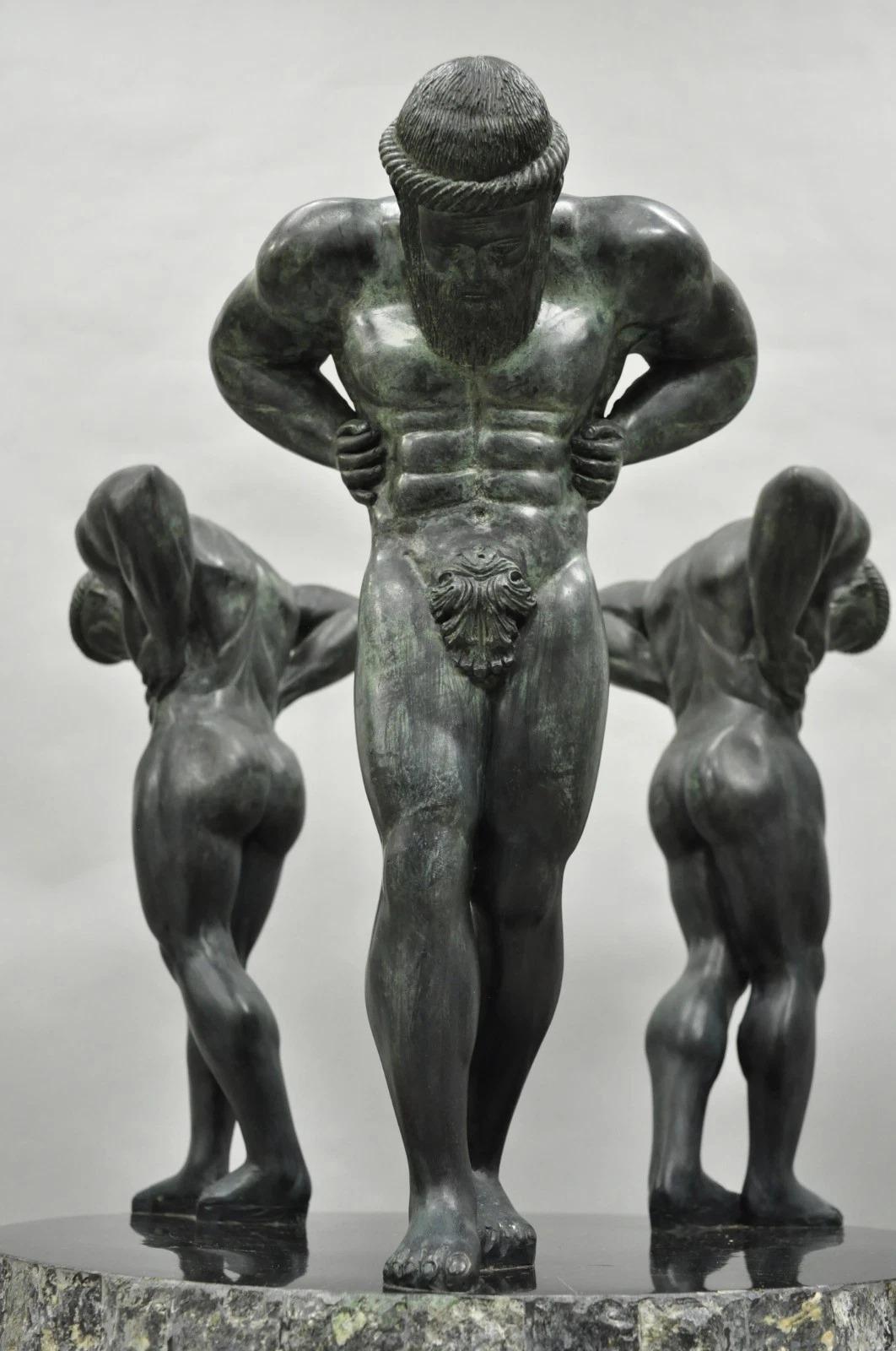 Inviaci un messaggio con il tuo codice postale per richiedere un preventivo per la spedizione negli Stati Uniti.

Tavolo da pranzo con base a piedistallo in stile neoclassico di Maitland Smith in bronzo con tripla figura di 