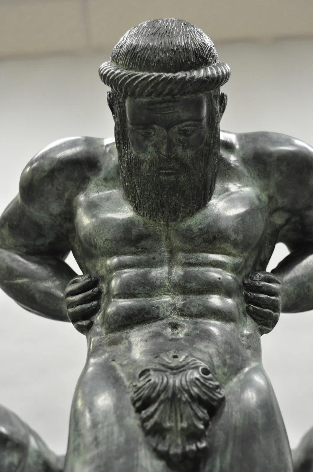 Tavolo da pranzo neoclassico con piedistallo di Maitland Smith in bronzo figurato greco romano In condizioni buone in vendita a Philadelphia, PA