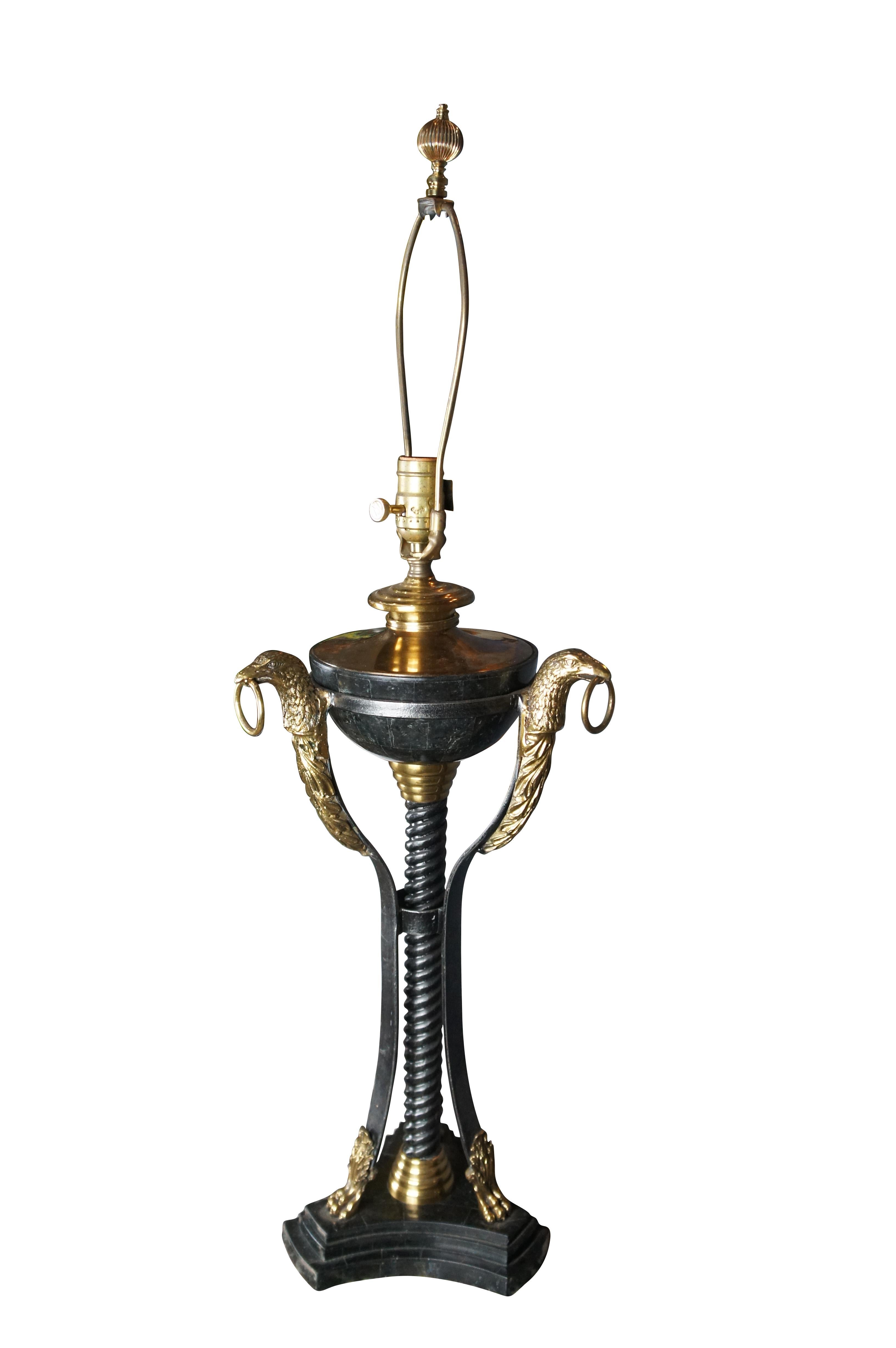 Néoclassique Lampe d'aigle néoclassique Maitland Smith en laiton, marbre et fer tessellés en vente