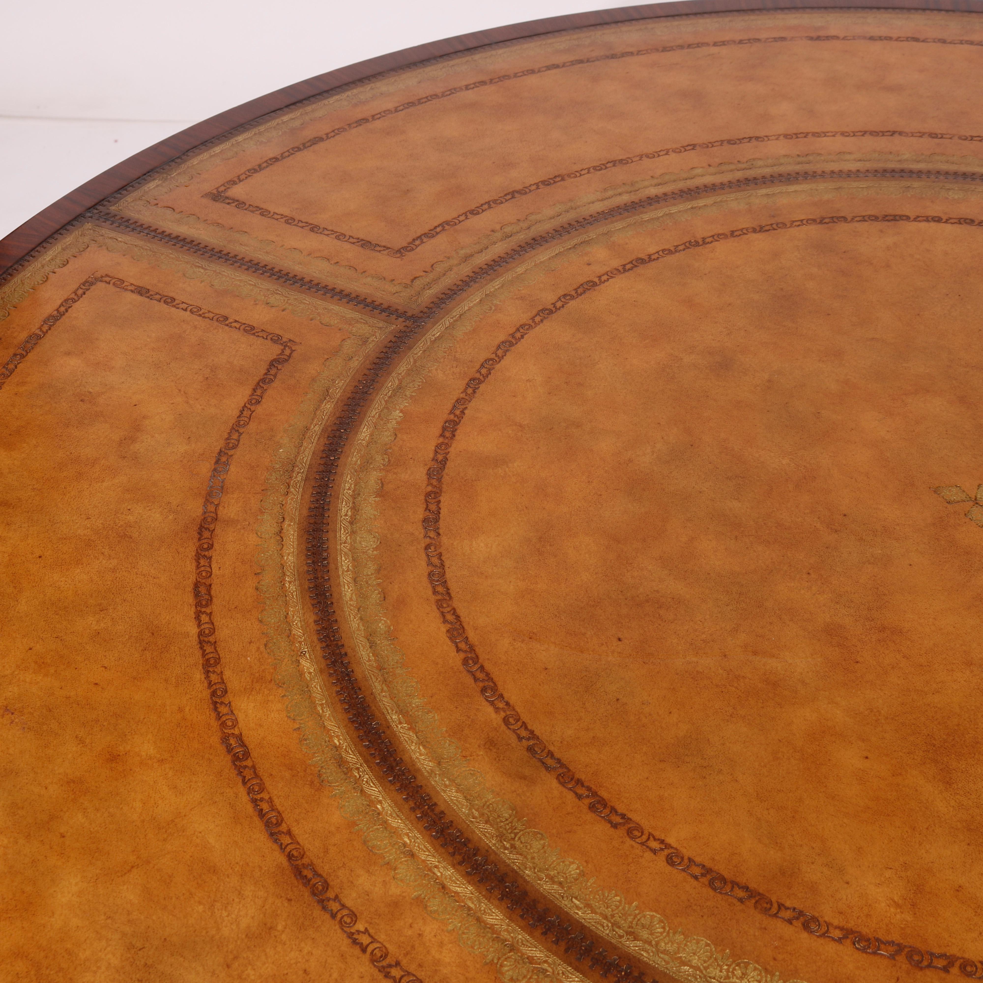 Table centrale néoclassique Maitland Smith en bois de rose, acajou, cuir et laiton en vente 3