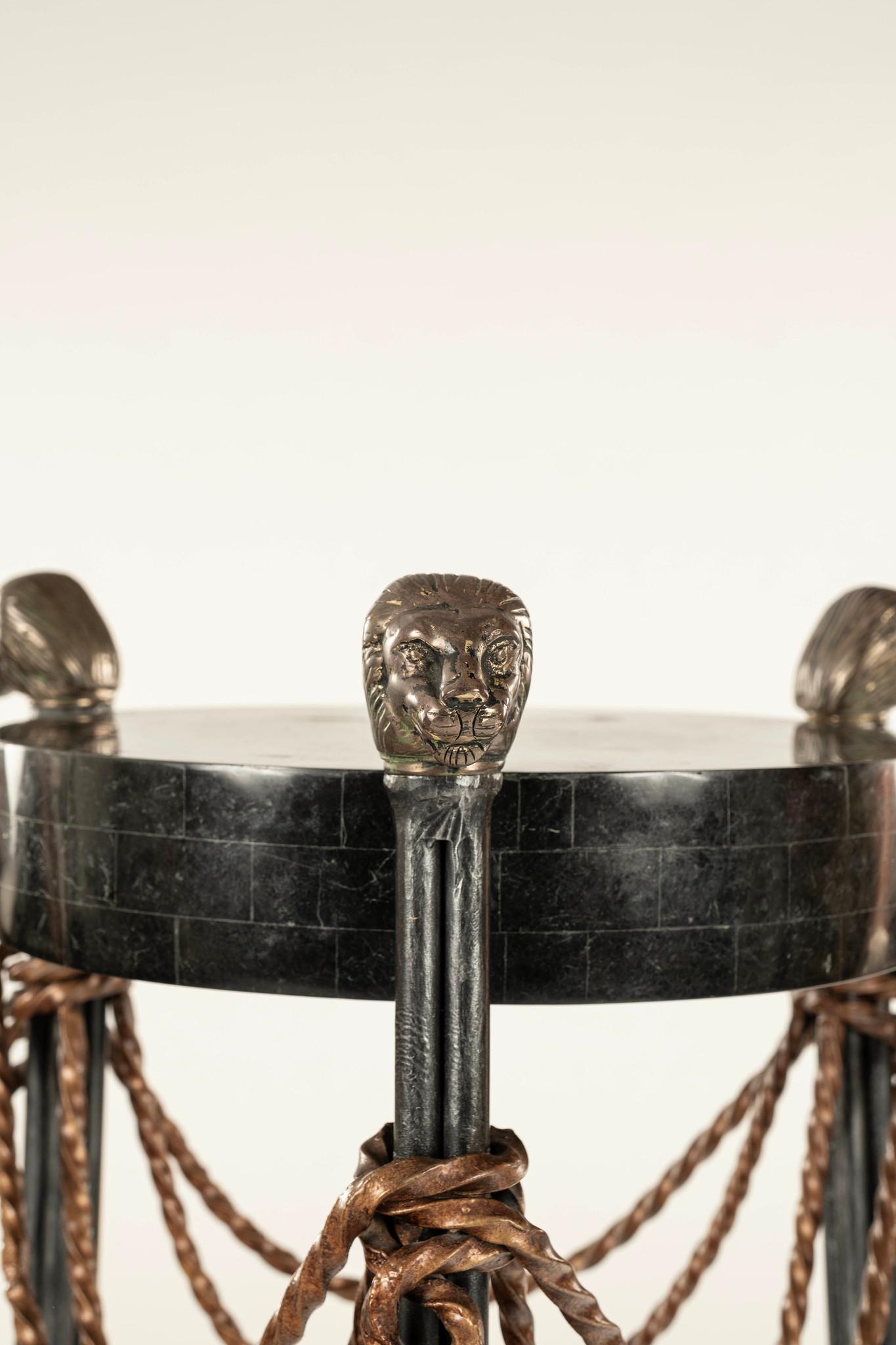 Maitland Smith Pedestal de león de mármol teselado de hierro y latón de estilo neoclásico I Neoclásico en venta