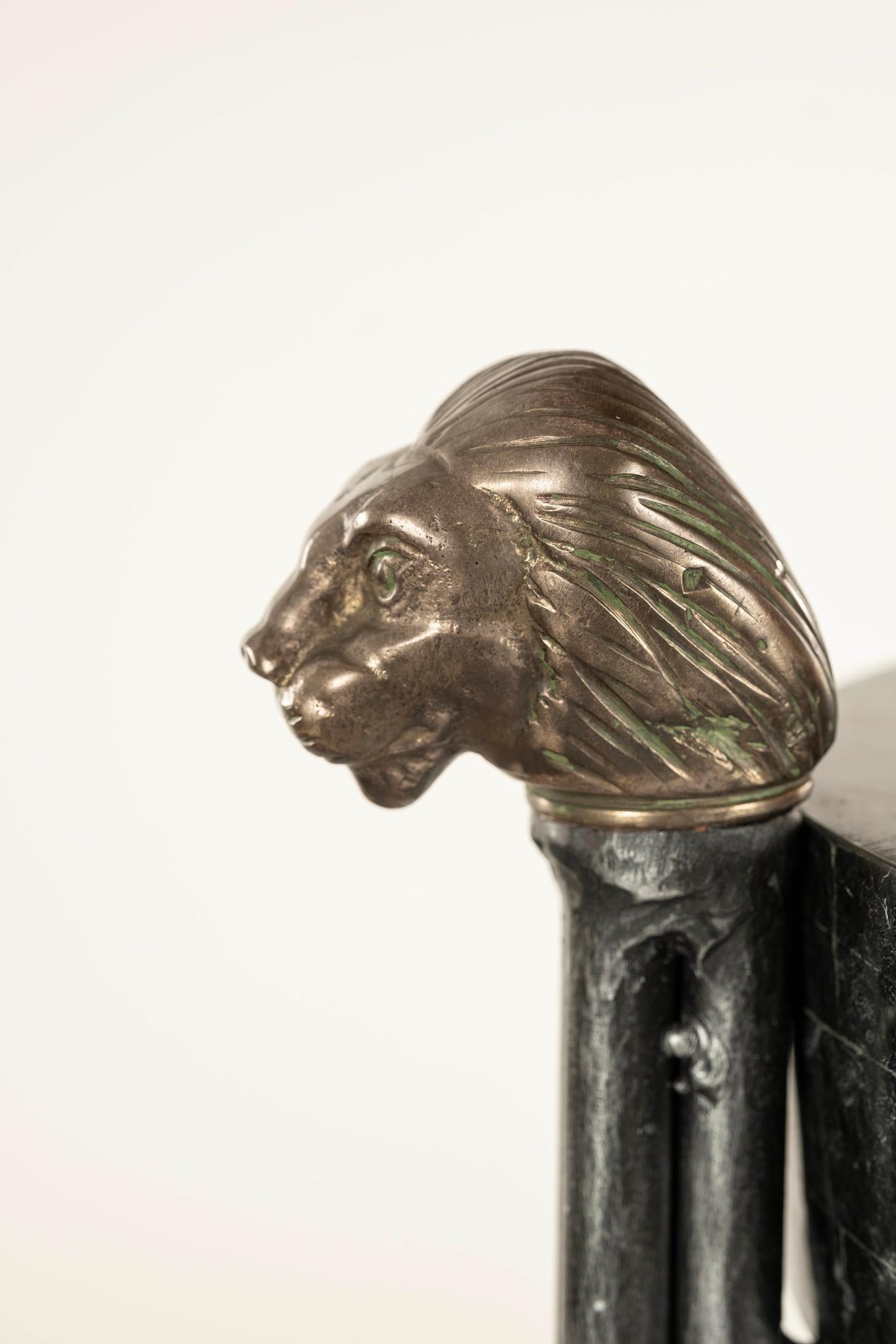 Maitland Smith Pedestal de león de mármol teselado de hierro y latón de estilo neoclásico I en Bueno estado para la venta en Houston, TX