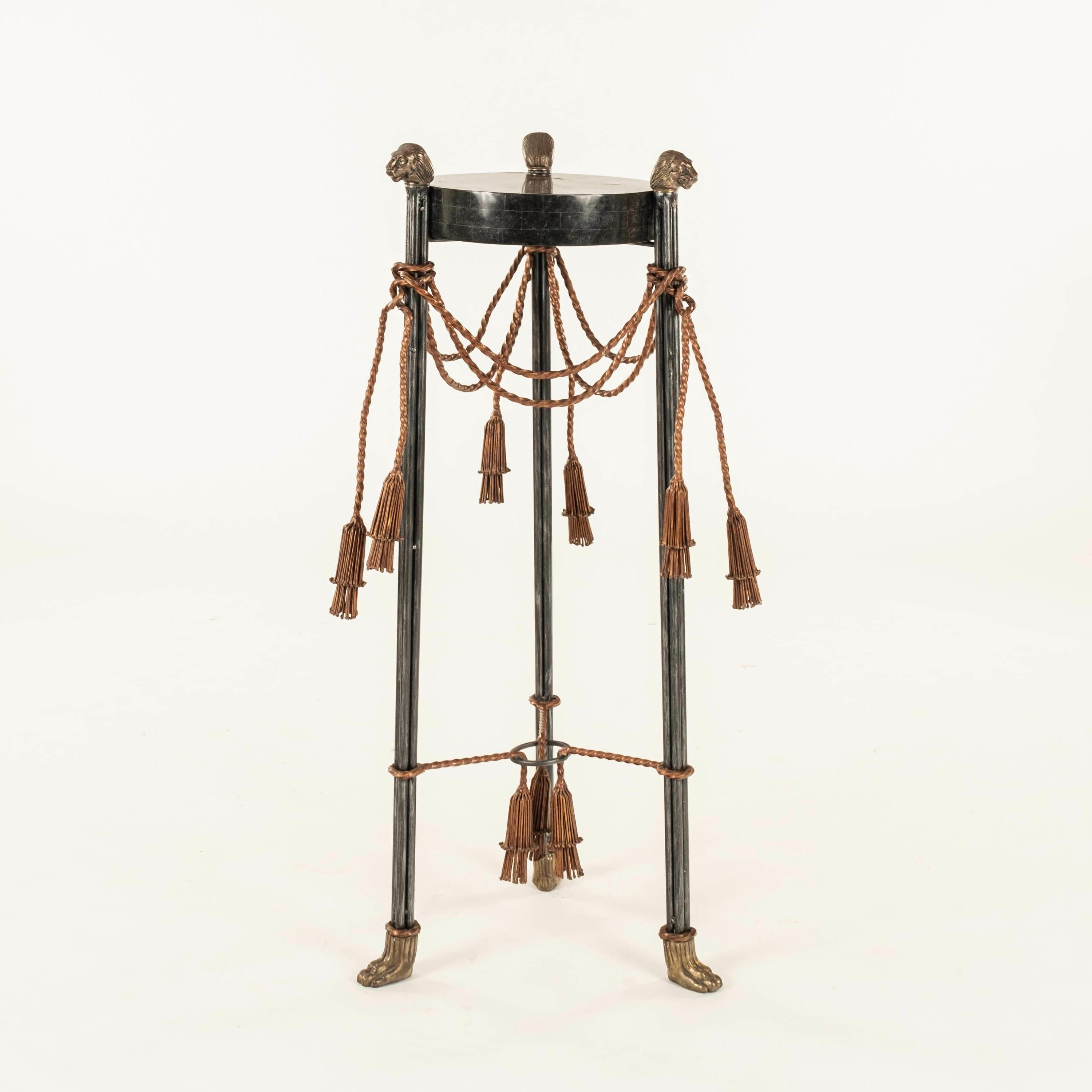 Pedestal de león de mármol teselado de estilo neoclásico Maitland Smith, con patas de hierro pintado con pies de pata de león y remates de cabeza de león, cuerda de hierro pintado y borlas. 