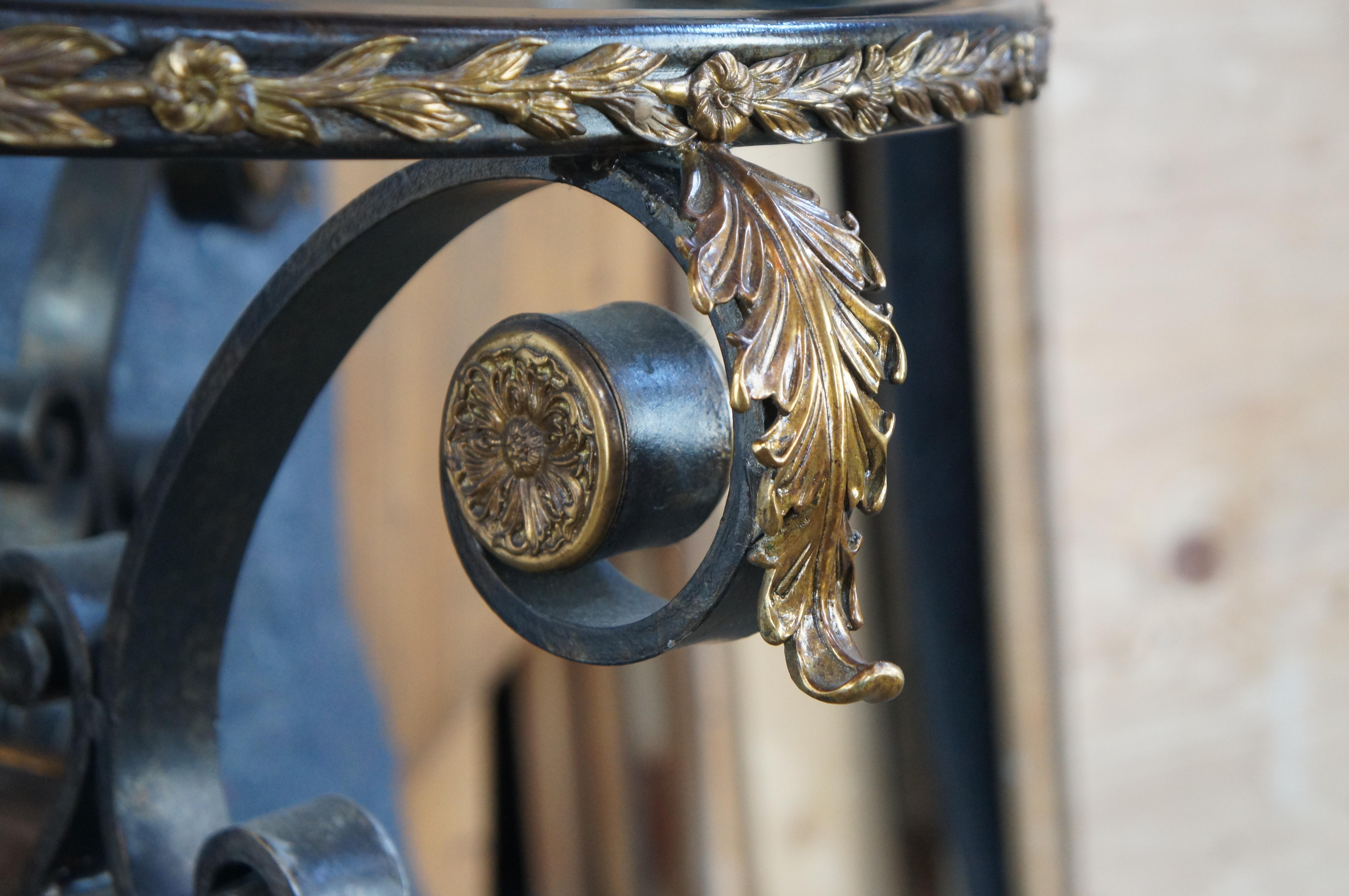 Maitland Smith Neoklassischen Stil Scrolled Eisen Runde abgeschrägte Glasplatte Tisch im Angebot 1