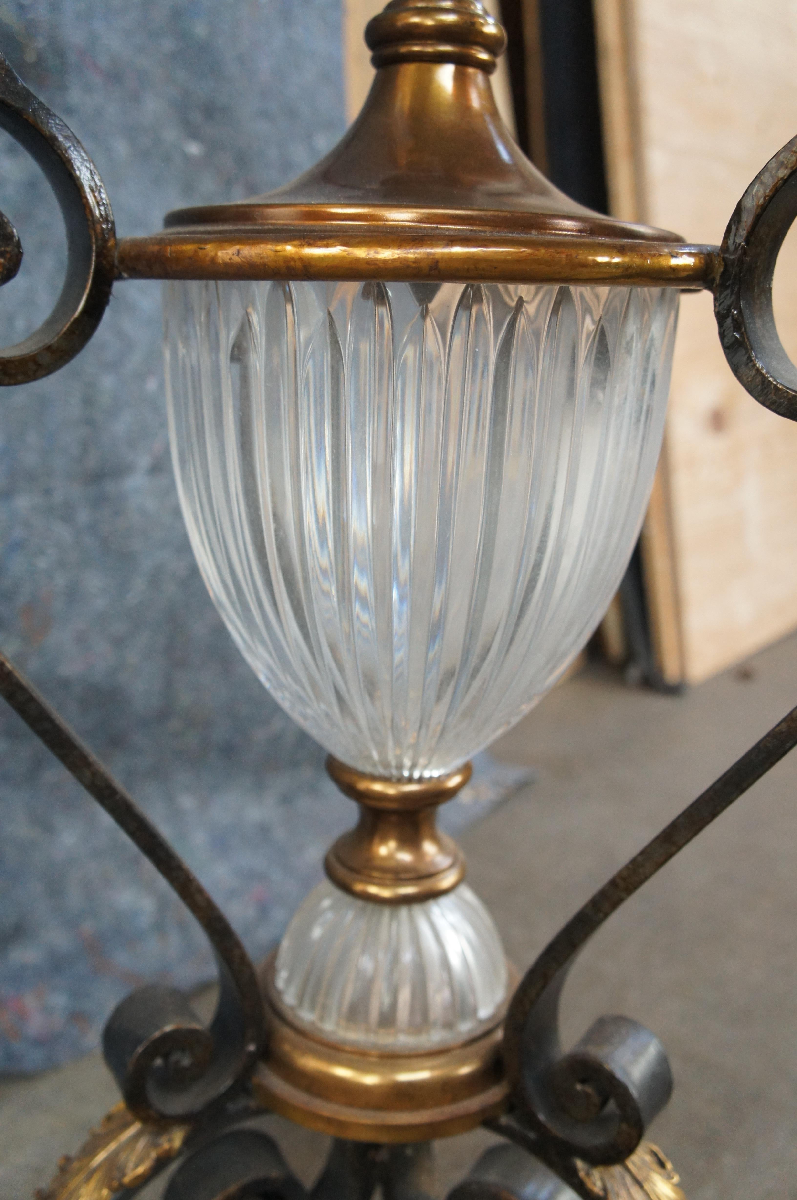 Table ronde de style néoclassique Maitland Smith en fer à volutes et verre biseauté en vente 1