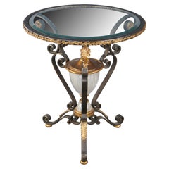 Table ronde de style néoclassique Maitland Smith en fer à volutes et verre biseauté