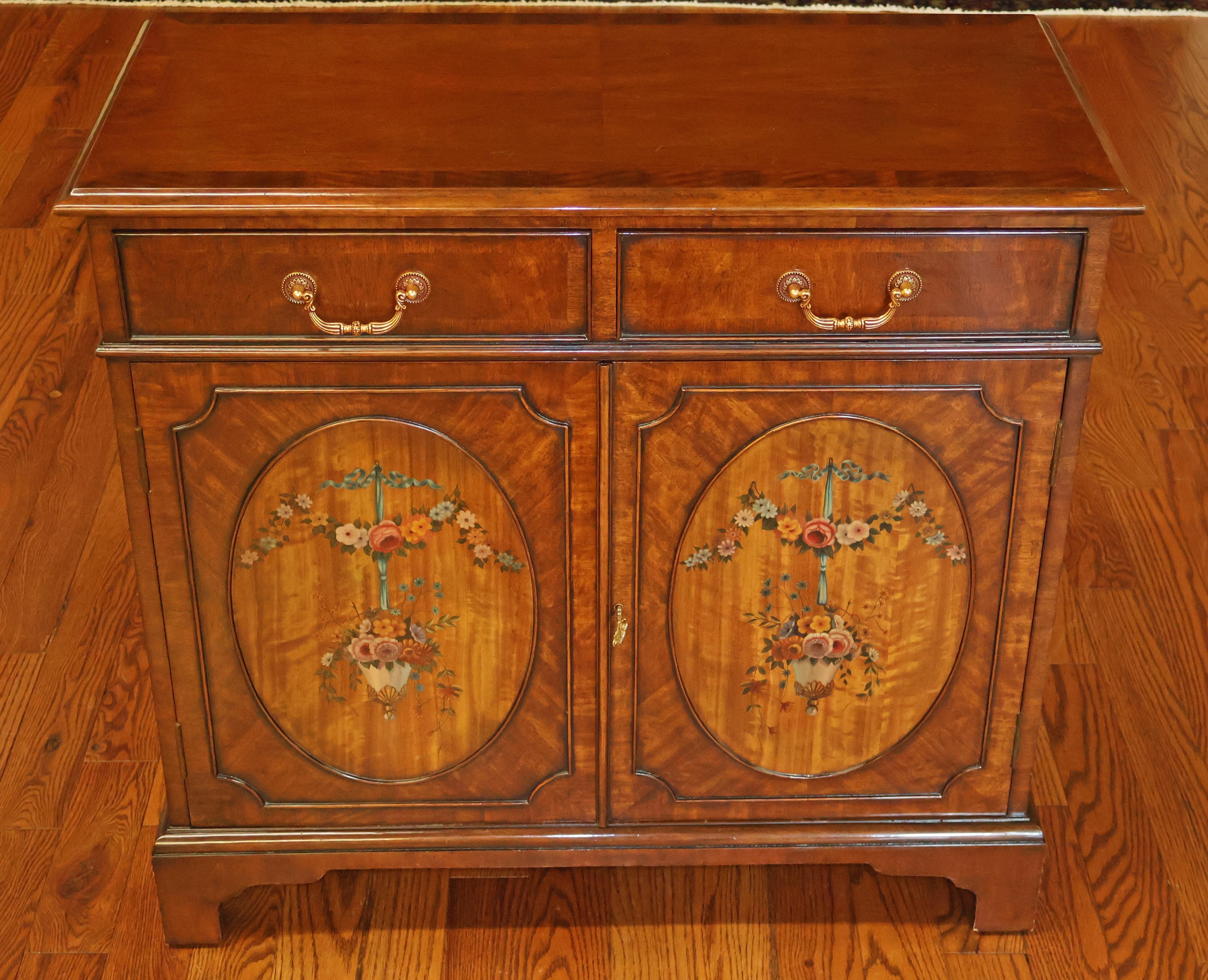Splendida cassettiera buffet server in mogano decorata con vernice di Maitland Smith

Dimensioni: 34