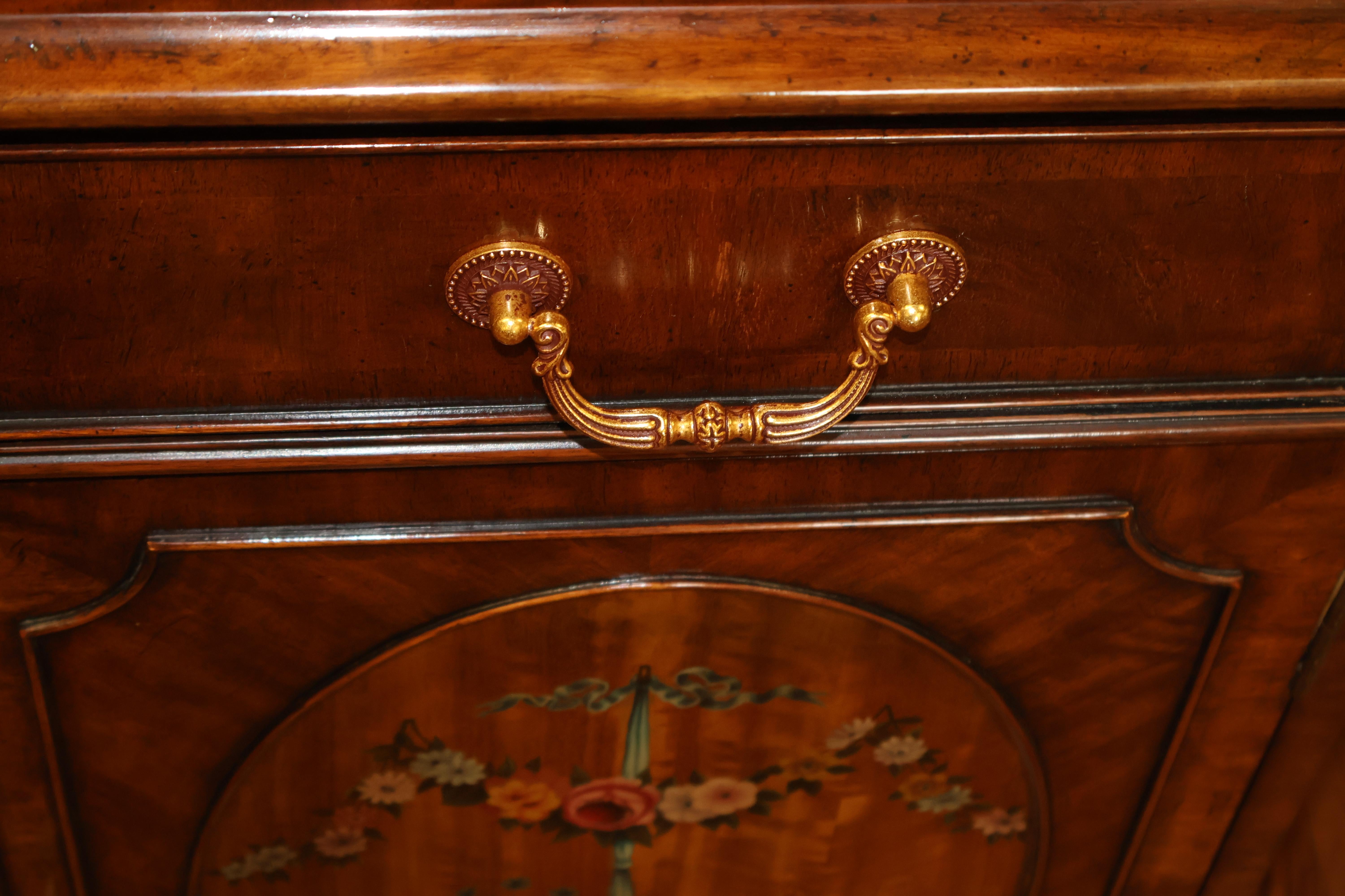 Mogano Maitland Smith, un comò in mogano decorato con vernice, un buffet, un server, una cassettiera... in vendita