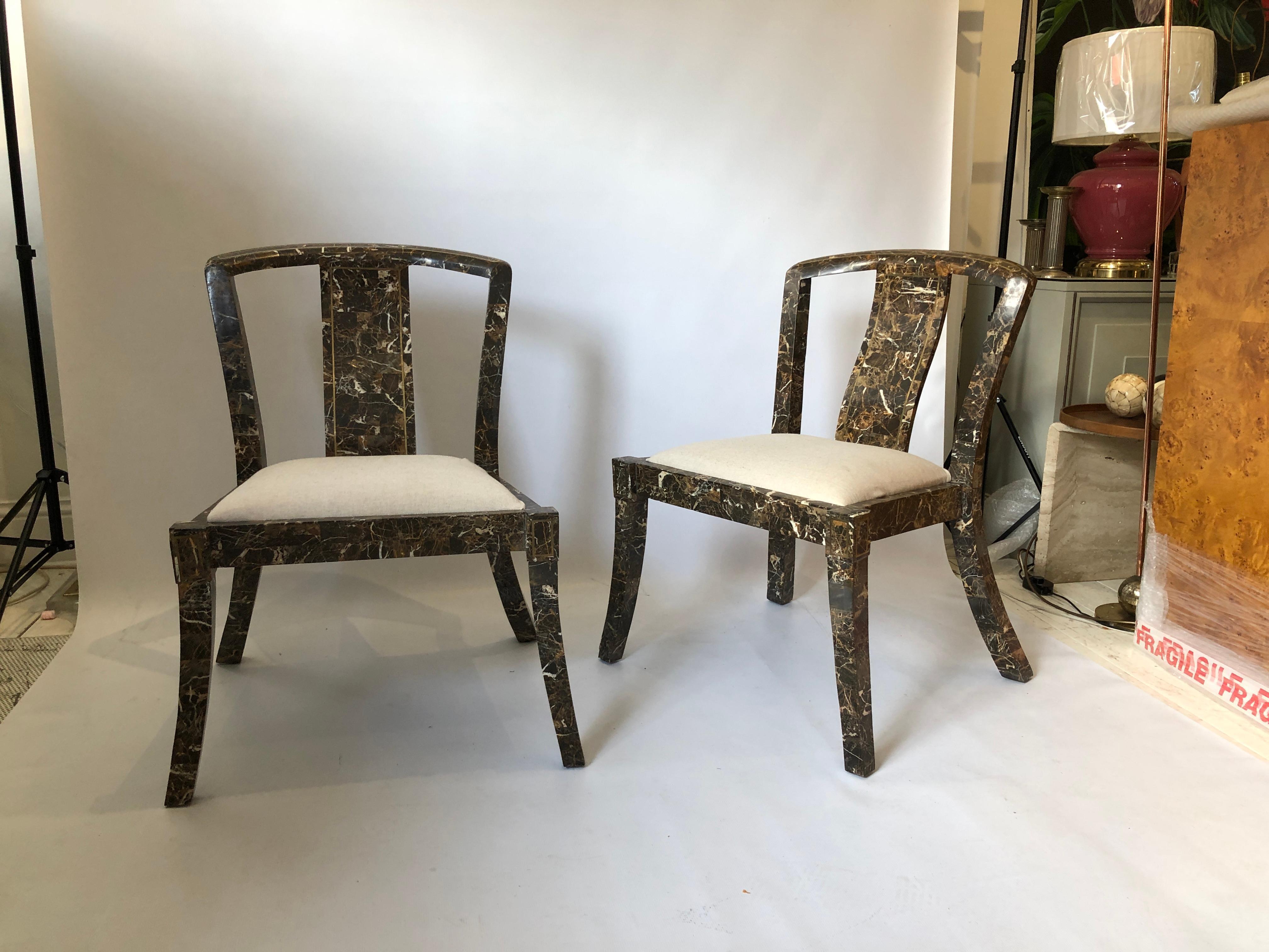 Ein schönes Paar Marmorstühle aus den 1970er Jahren von Maitland-Smith, dem renommierten amerikanischen Möbelhersteller. Ein von der Chinoiserie inspirierter Rahmen aus Marmor mit Messingintarsien und sanft geschwungenen Ecken. Das Ganze ist in
