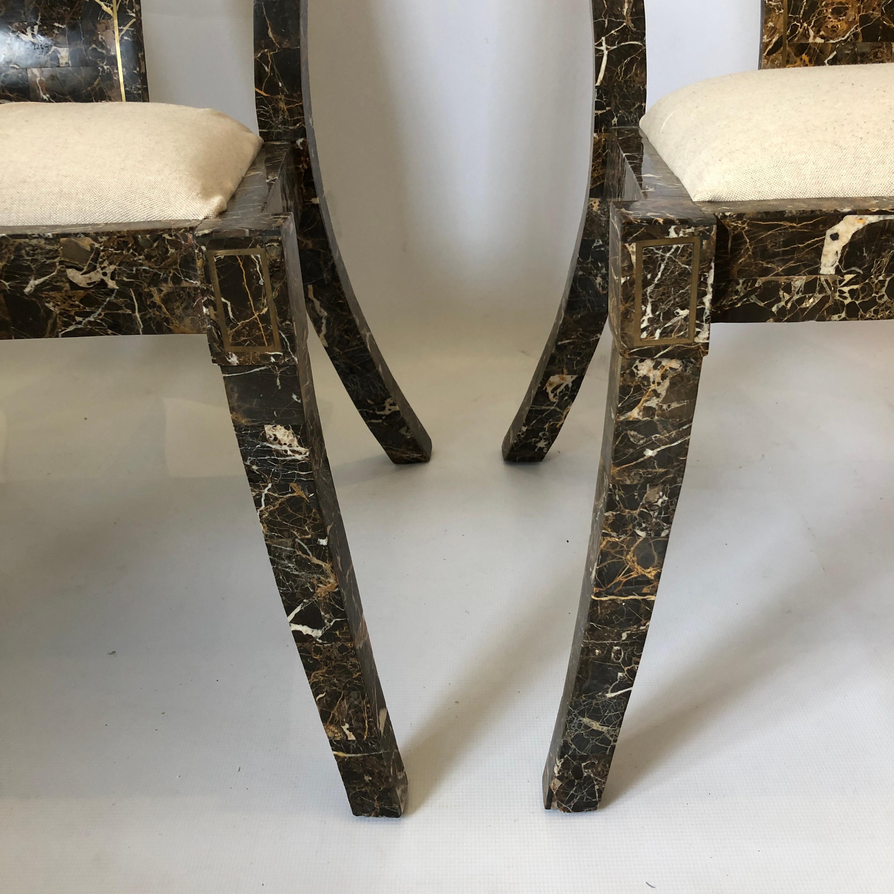 Américain Maitland Smith paire de chaises d'appoint tesselées en marbre vintage des années 1970 en vente