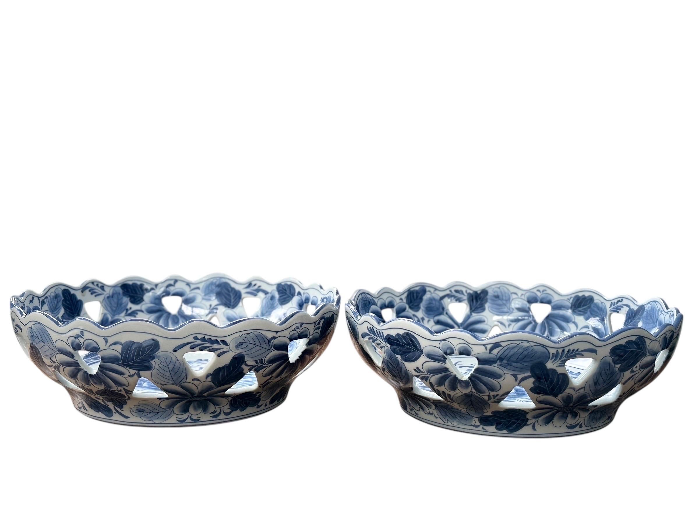 Maitland Smith Coppia di ciotole in porcellana blu e bianca con cestino floreale in vendita 3