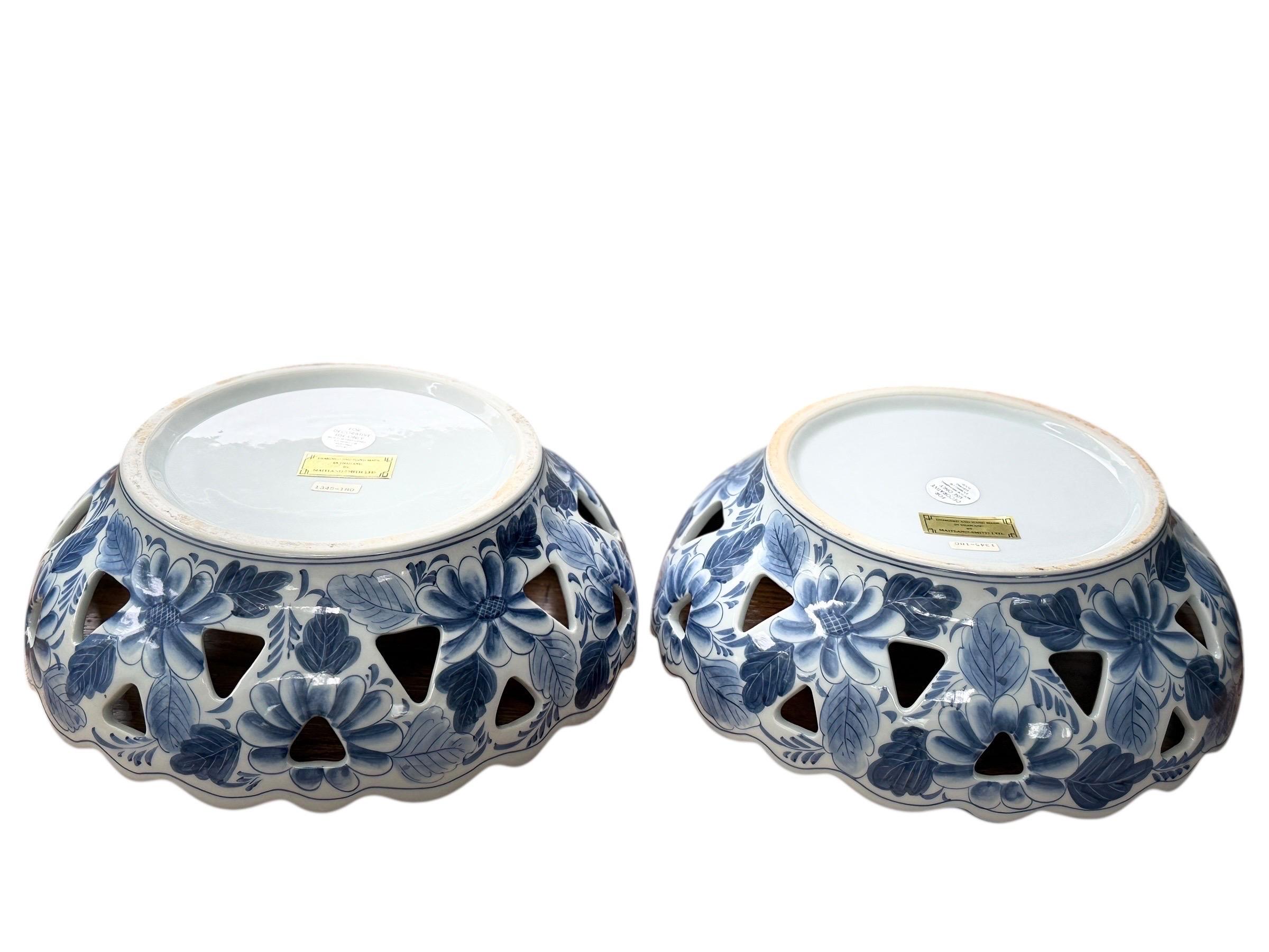 Maitland Smith Coppia di ciotole in porcellana blu e bianca con cestino floreale in vendita 4
