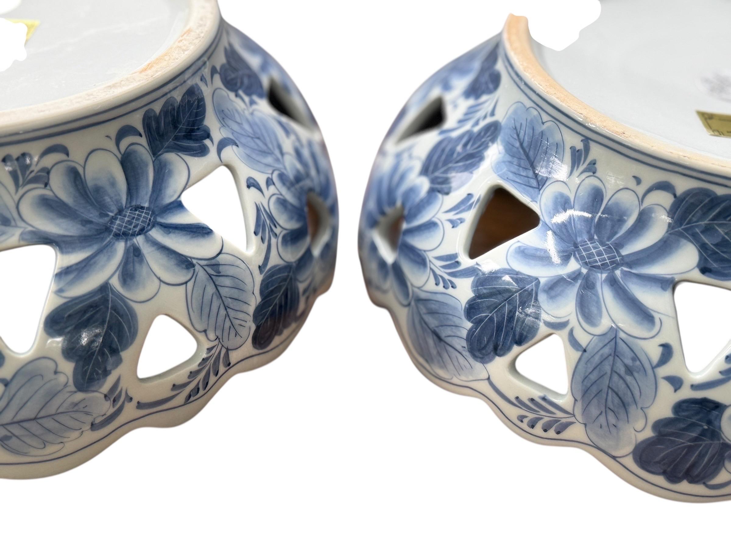 Maitland Smith Coppia di ciotole in porcellana blu e bianca con cestino floreale in vendita 5