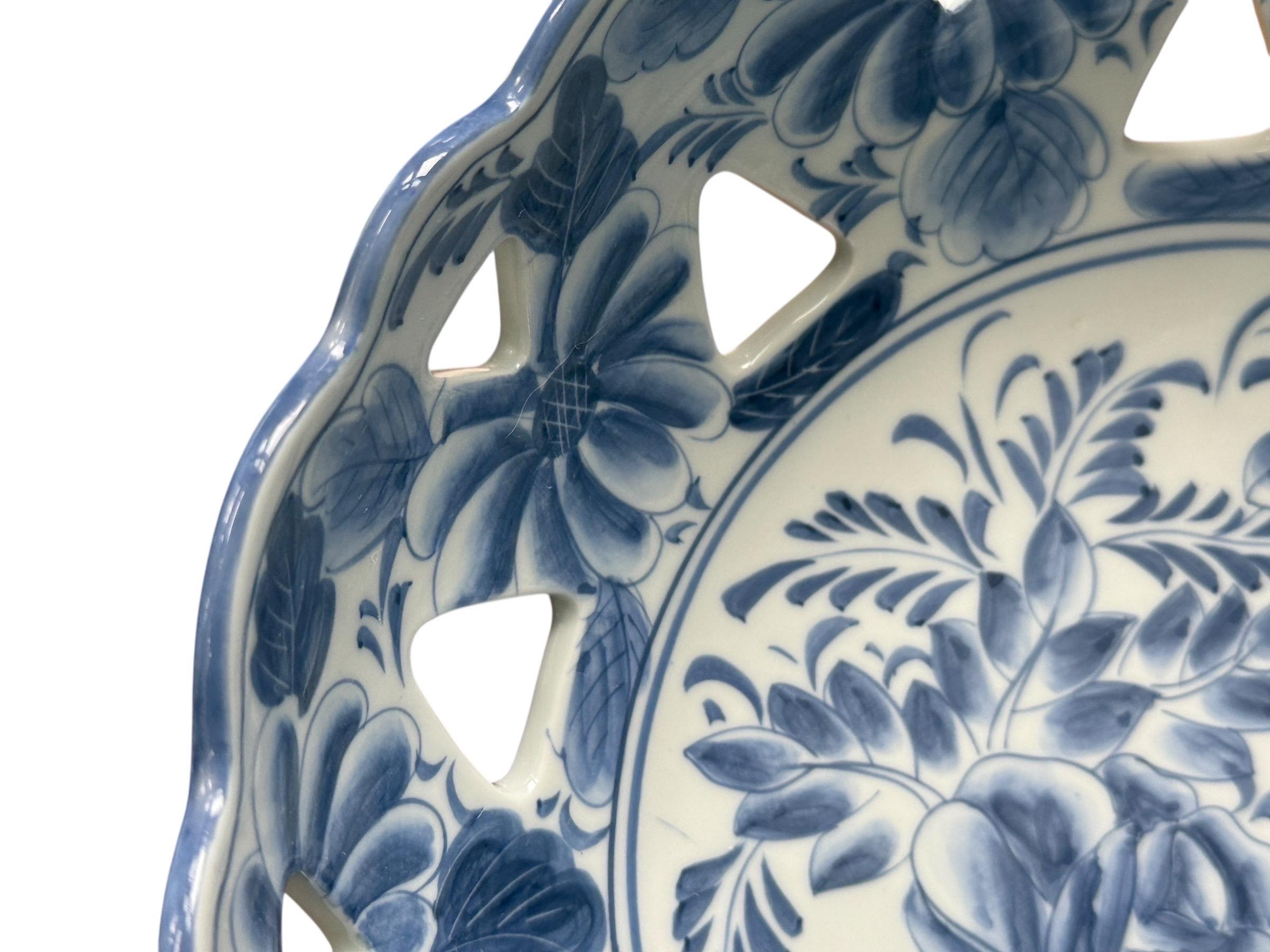 Rara ciotola decorativa d'epoca a forma di cestino, di Maitland Smith Ltd.

Realizzato in splendida porcellana bianca con un disegno floreale blu all'interno e strisce blu all'esterno.
Ha un intricato motivo di ritagli, che imita un cestino.

Si