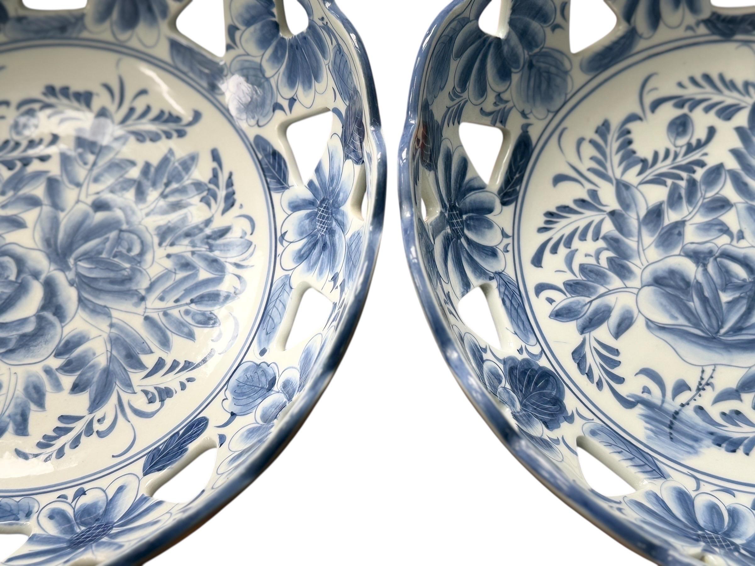 XX secolo Maitland Smith Coppia di ciotole in porcellana blu e bianca con cestino floreale in vendita