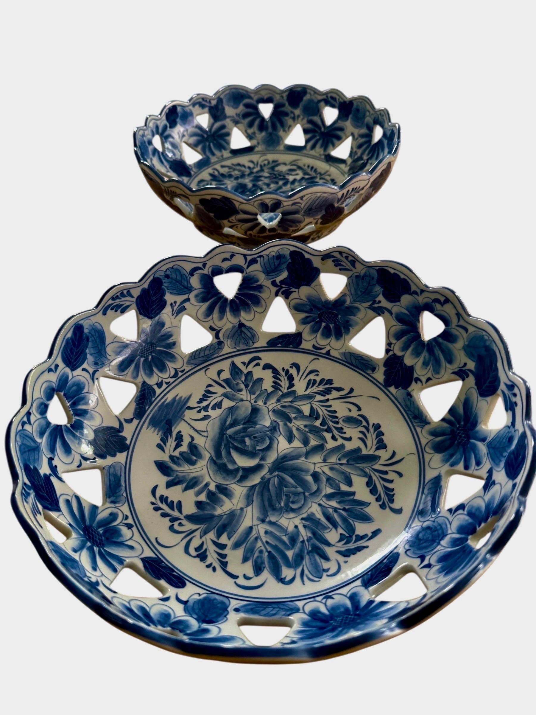 Porcellana Maitland Smith Coppia di ciotole in porcellana blu e bianca con cestino floreale in vendita