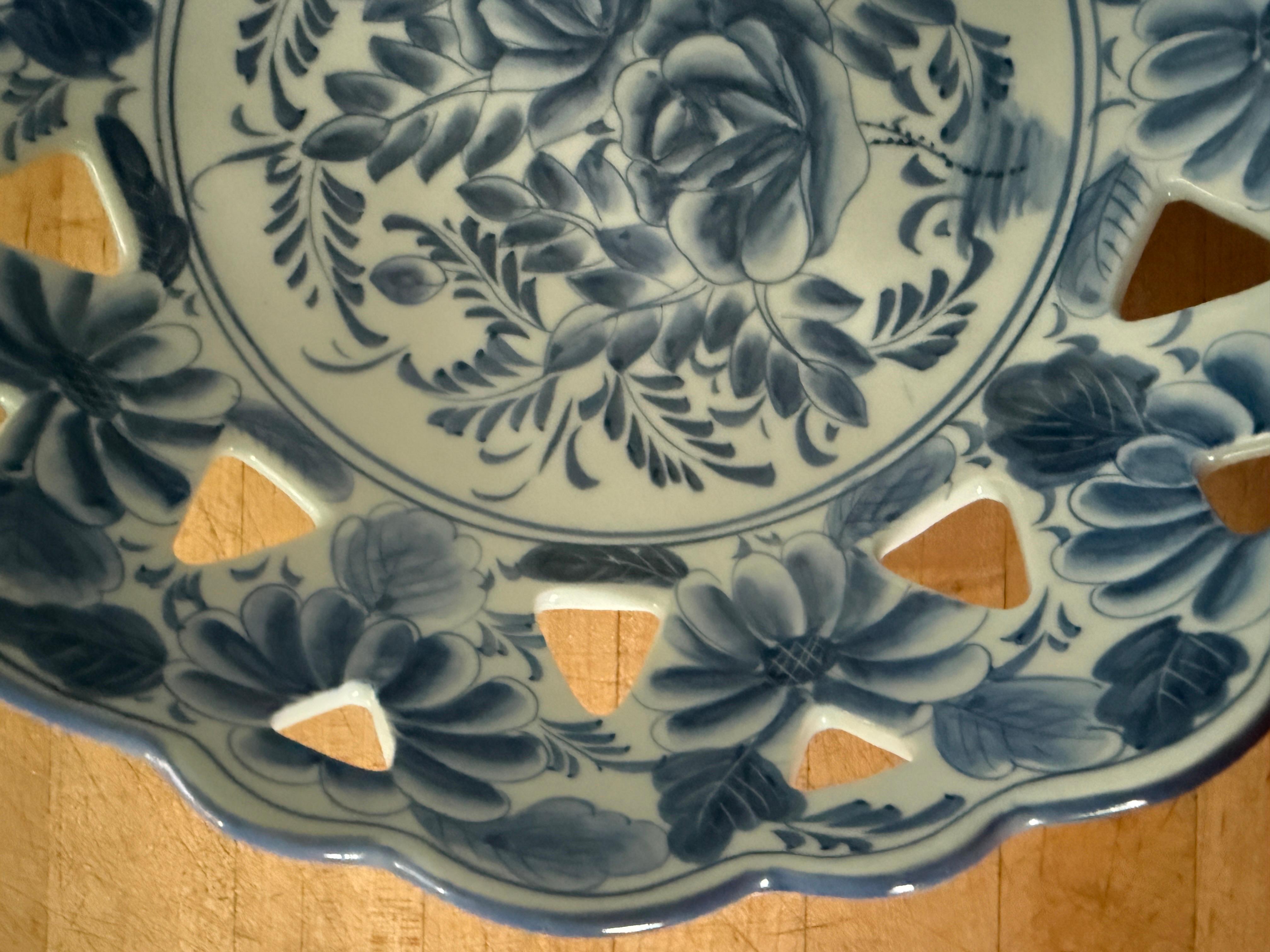 Maitland Smith Coppia di ciotole in porcellana blu e bianca con cestino floreale in vendita 1