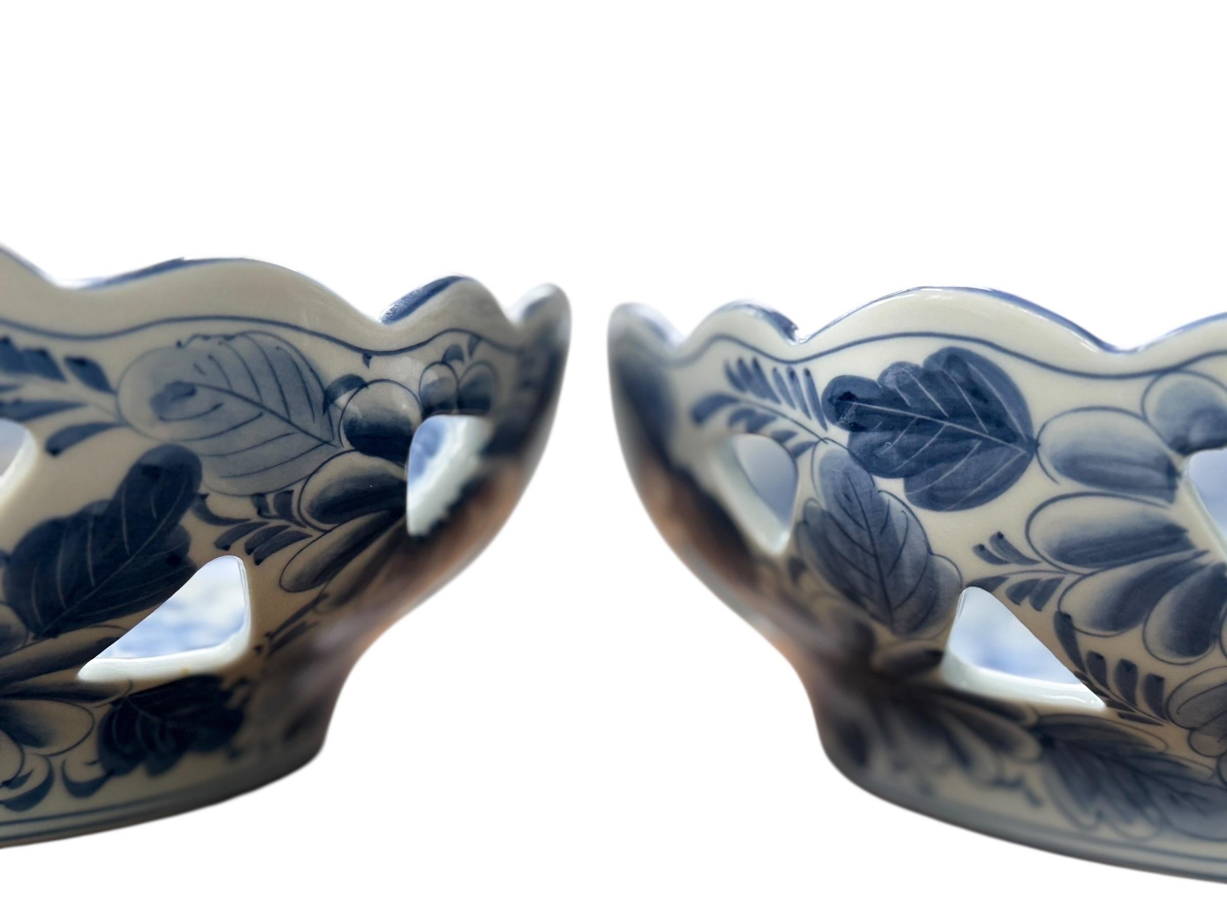 Maitland Smith Coppia di ciotole in porcellana blu e bianca con cestino floreale in vendita 2